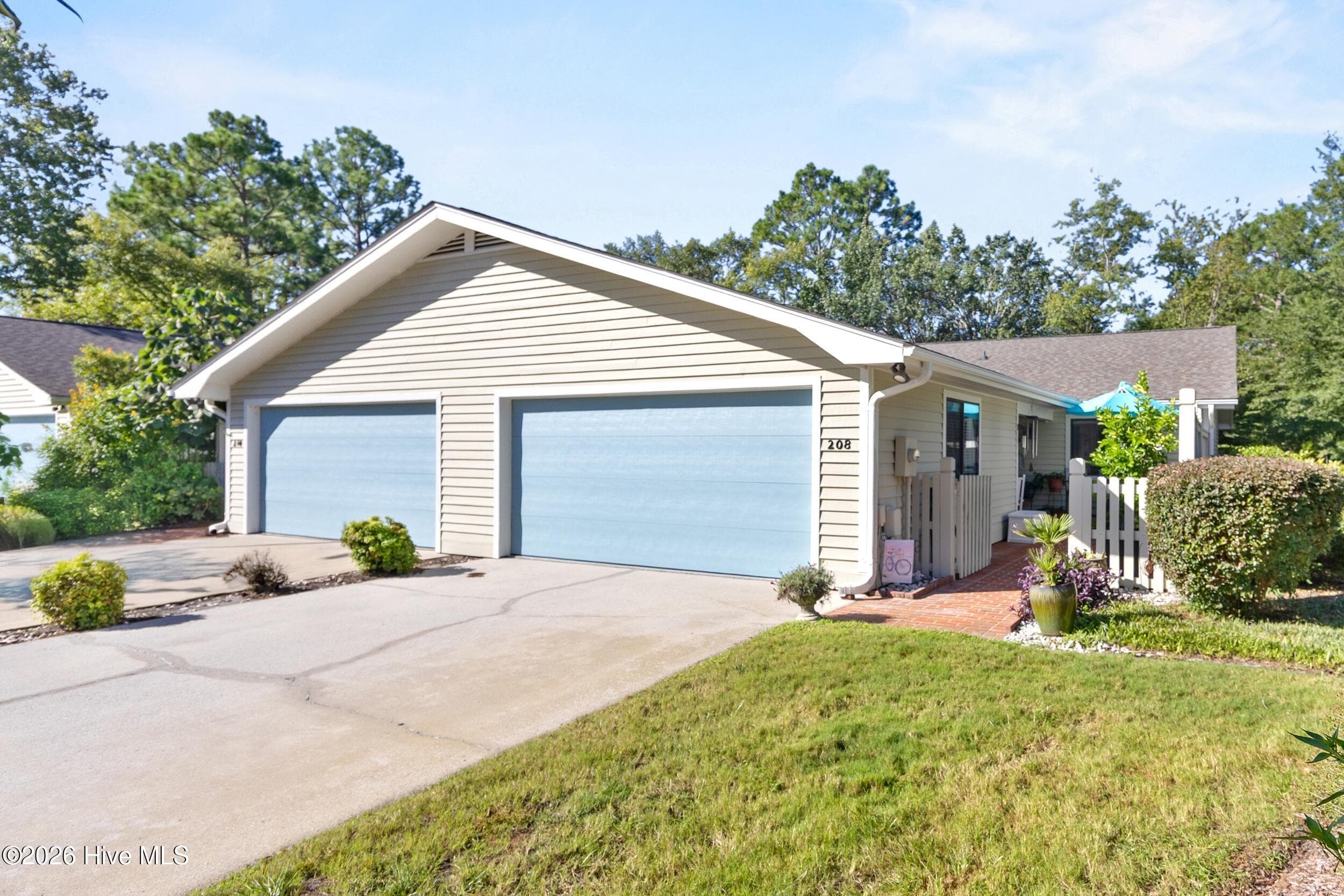 Townhouse at 208 Inland Greens Circle, Wilmington, NC 28405, photo 2 of 41