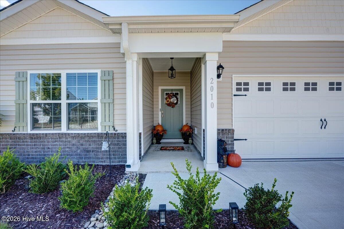 Single Family Residence at 2010 Montford Drive, New Bern, NC 28562, photo 2 of 53