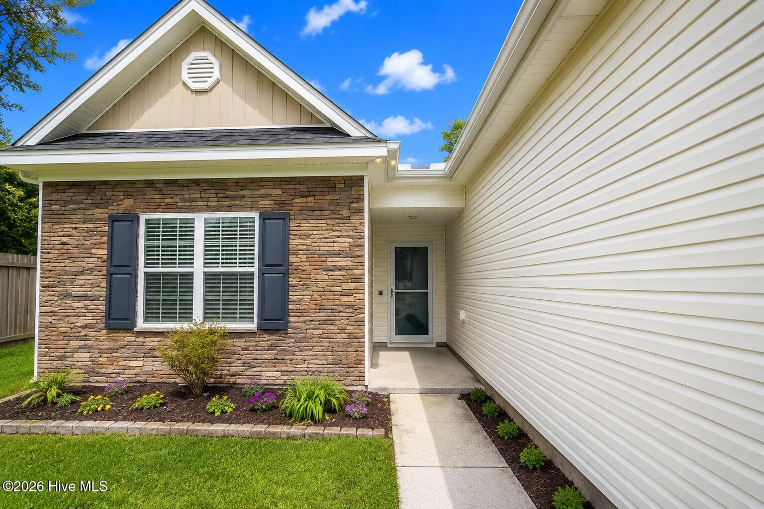 Single Family Residence at 1017 Bally Bunion Lane, Burgaw, NC 28425, photo 5 of 39
