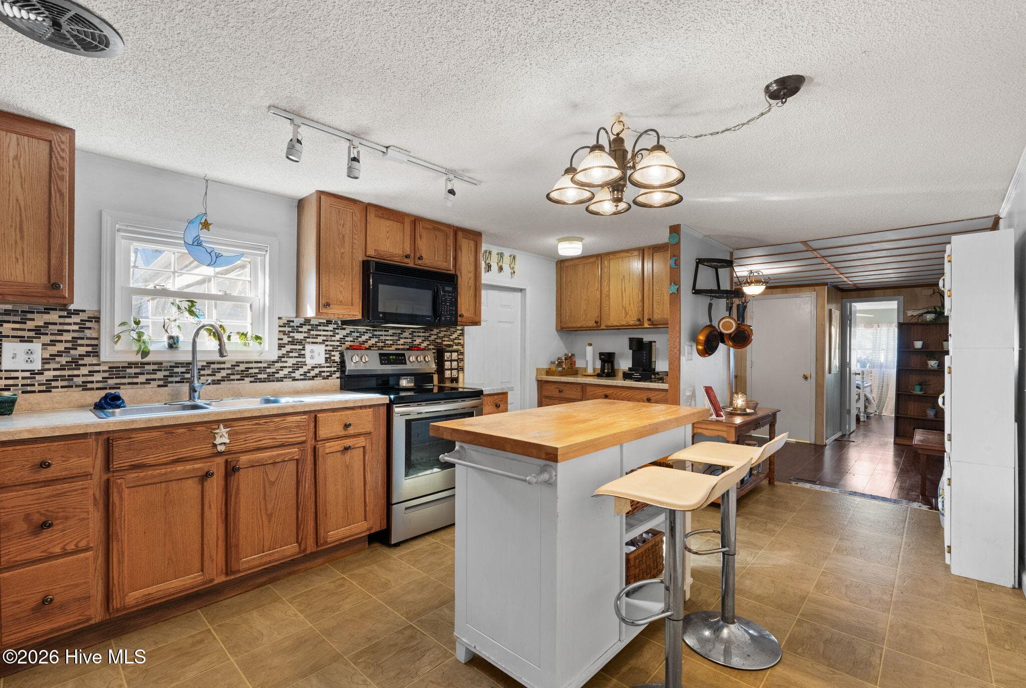 Manufactured Home at 2468 Captain Kidd Drive SW, Supply, NC 28462, photo 11 of 37