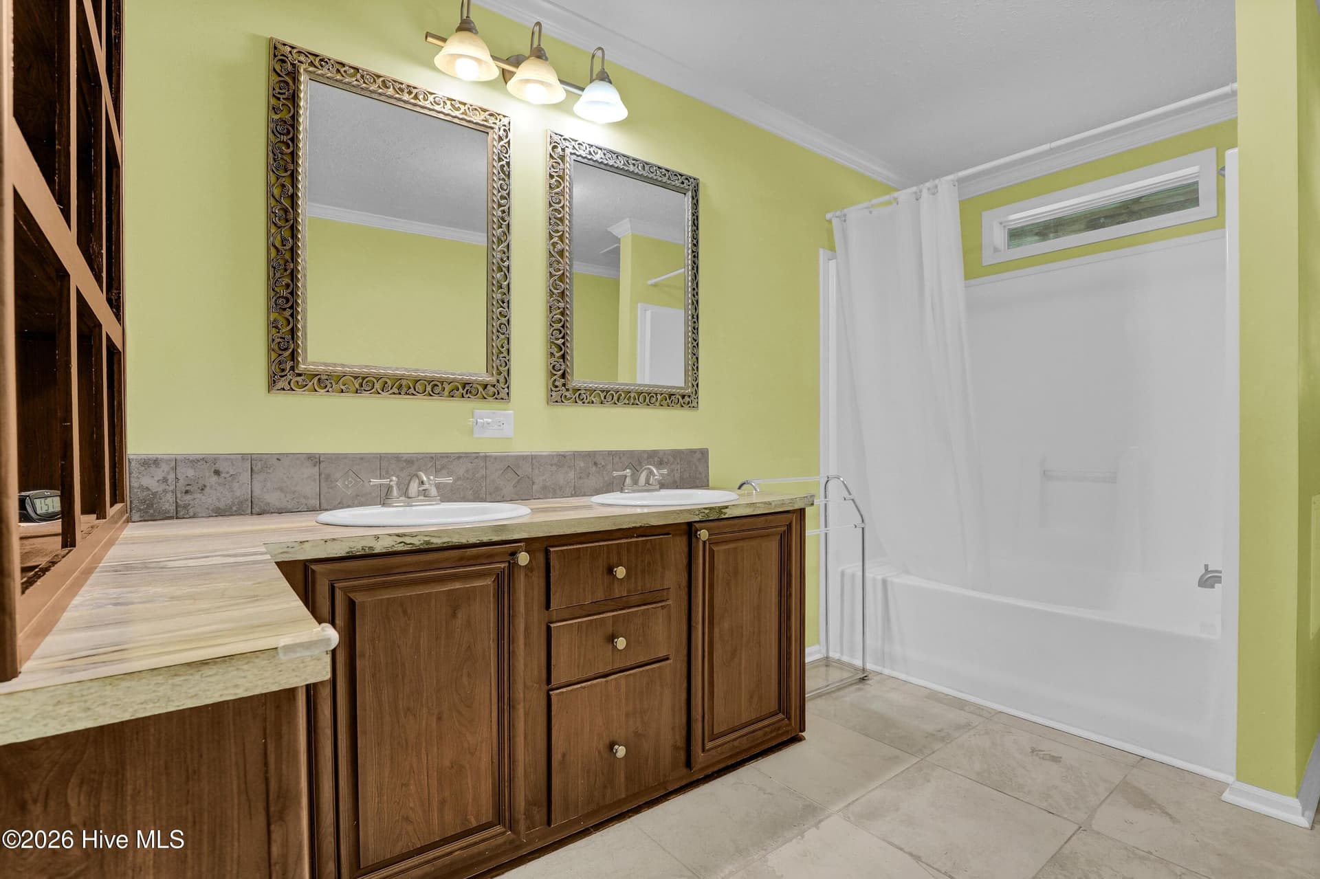 Manufactured Home at 570 King Drive, Hampstead, NC 28443, photo 14 of 40