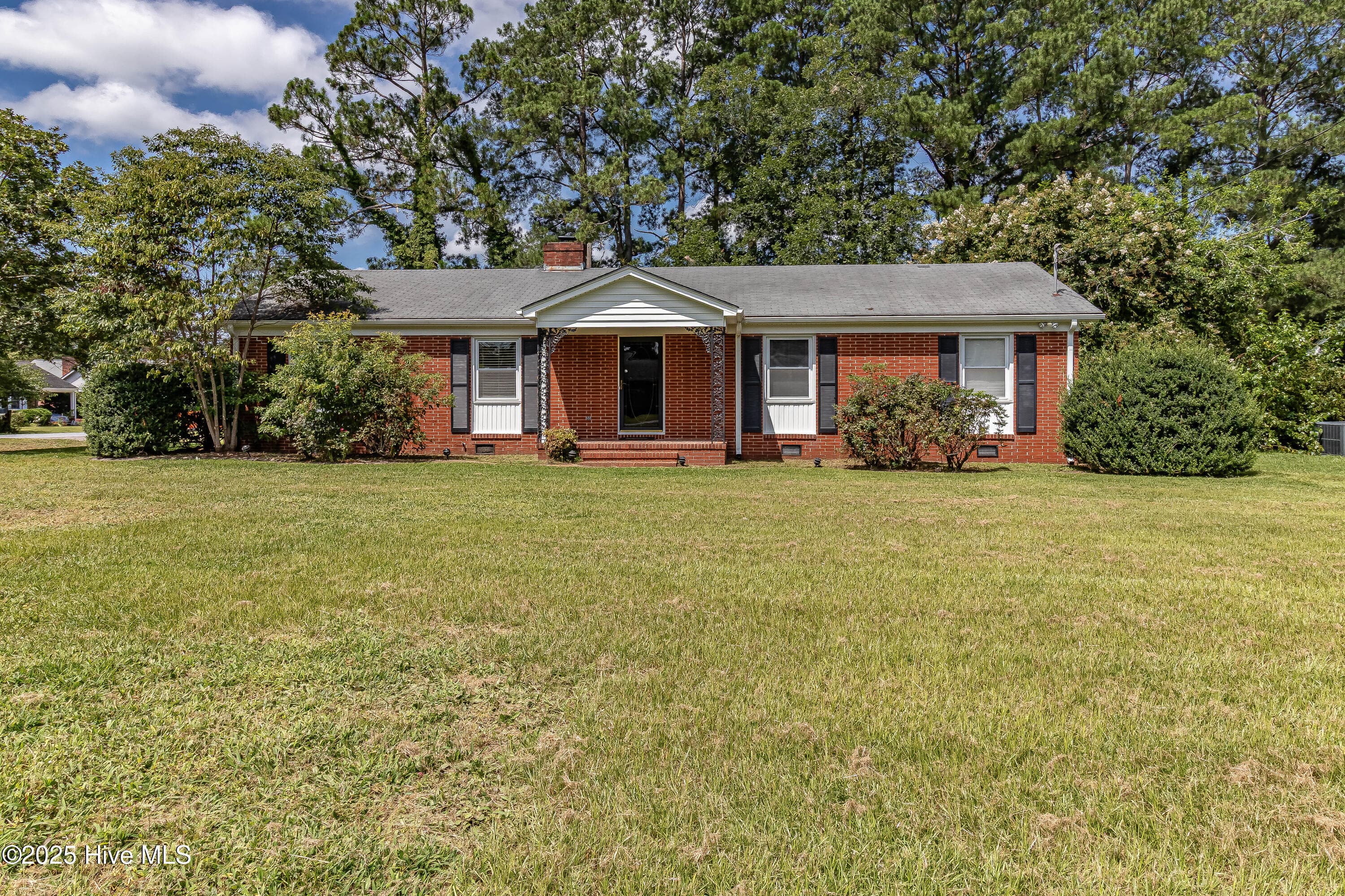 Single Family Residence at 1801 E Azalea Drive, Goldsboro, NC 27530, photo 4 of 77