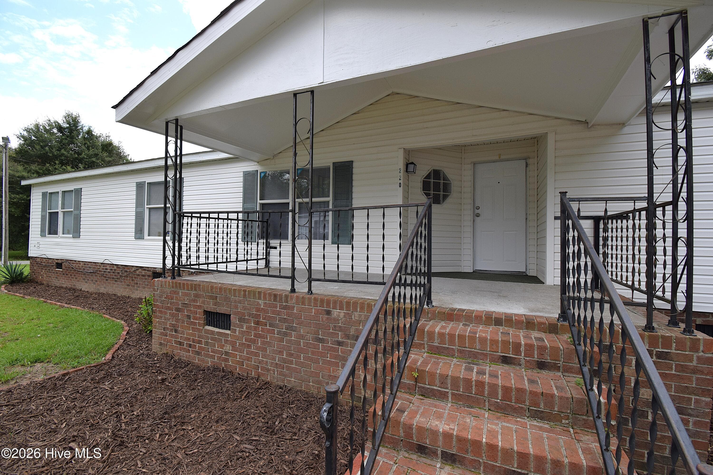 Manufactured Home at 220 Main Street, Grifton, NC 28530, photo 5 of 59