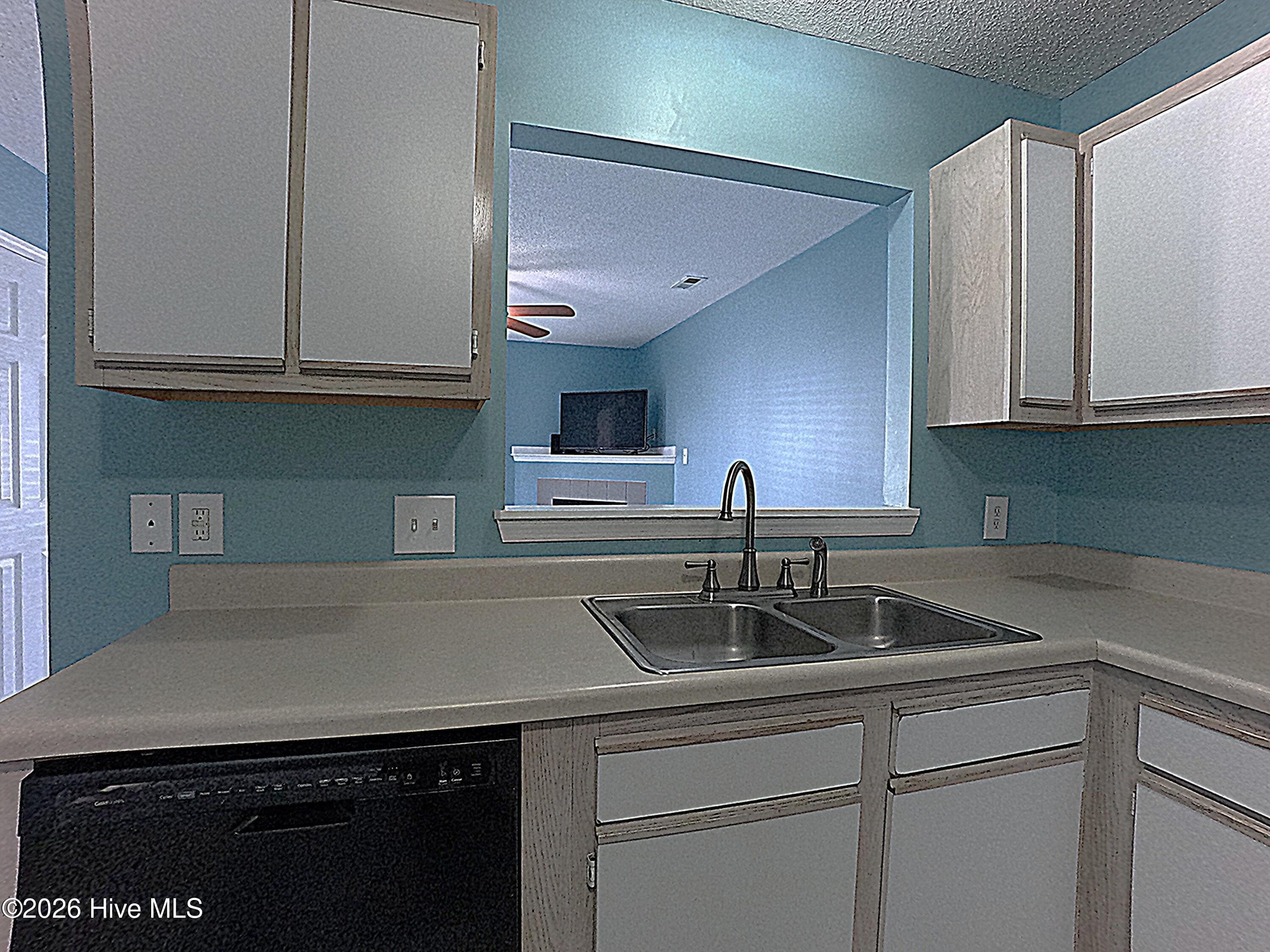 Townhouse at 401 Timberlake Trail, Jacksonville, NC 28546, photo 13 of 31