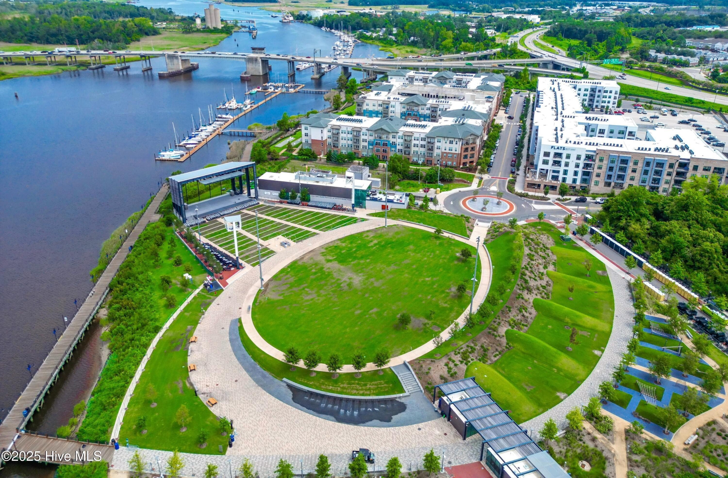 15 minutes to Downtown Wilmington Live Entertainment - 1588 Gunnel Drive SE 103, Winnabow, NC 28479