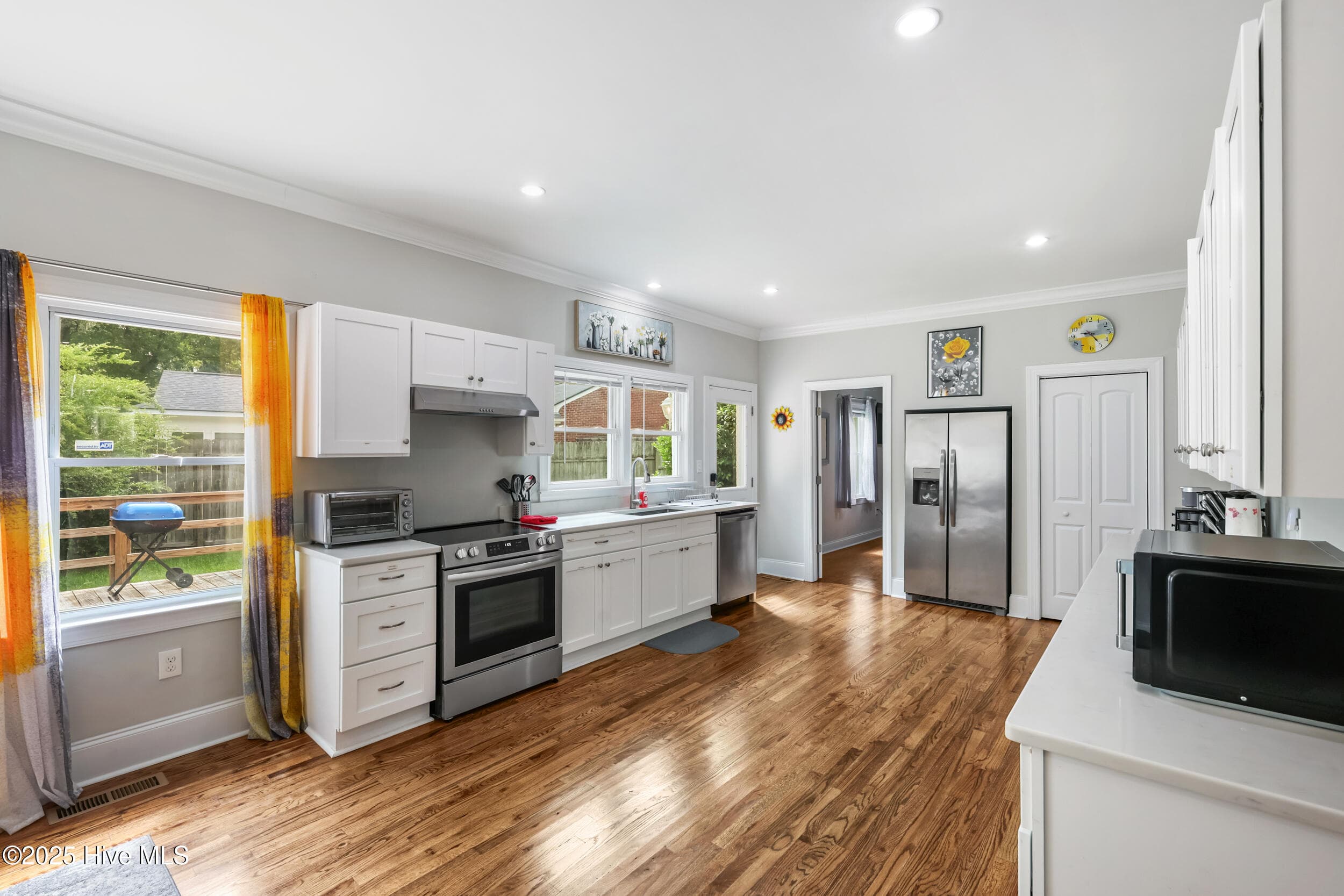 Single Family Residence at 827 Colonial Drive, Wilmington, NC 28403, photo 10 of 27