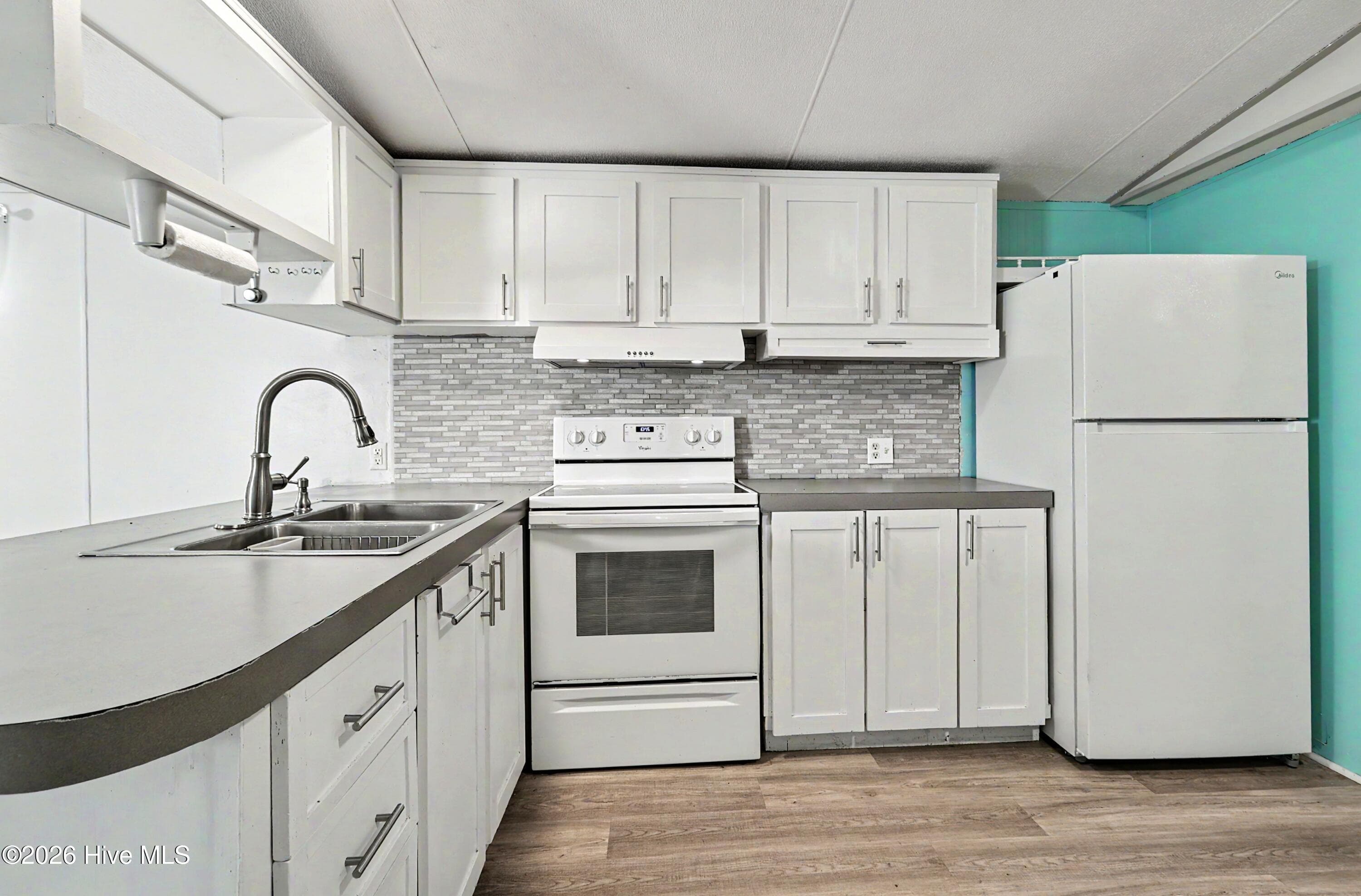 Manufactured Home at 3215 Herthwood Place SW, Supply, NC 28462, photo 7 of 36