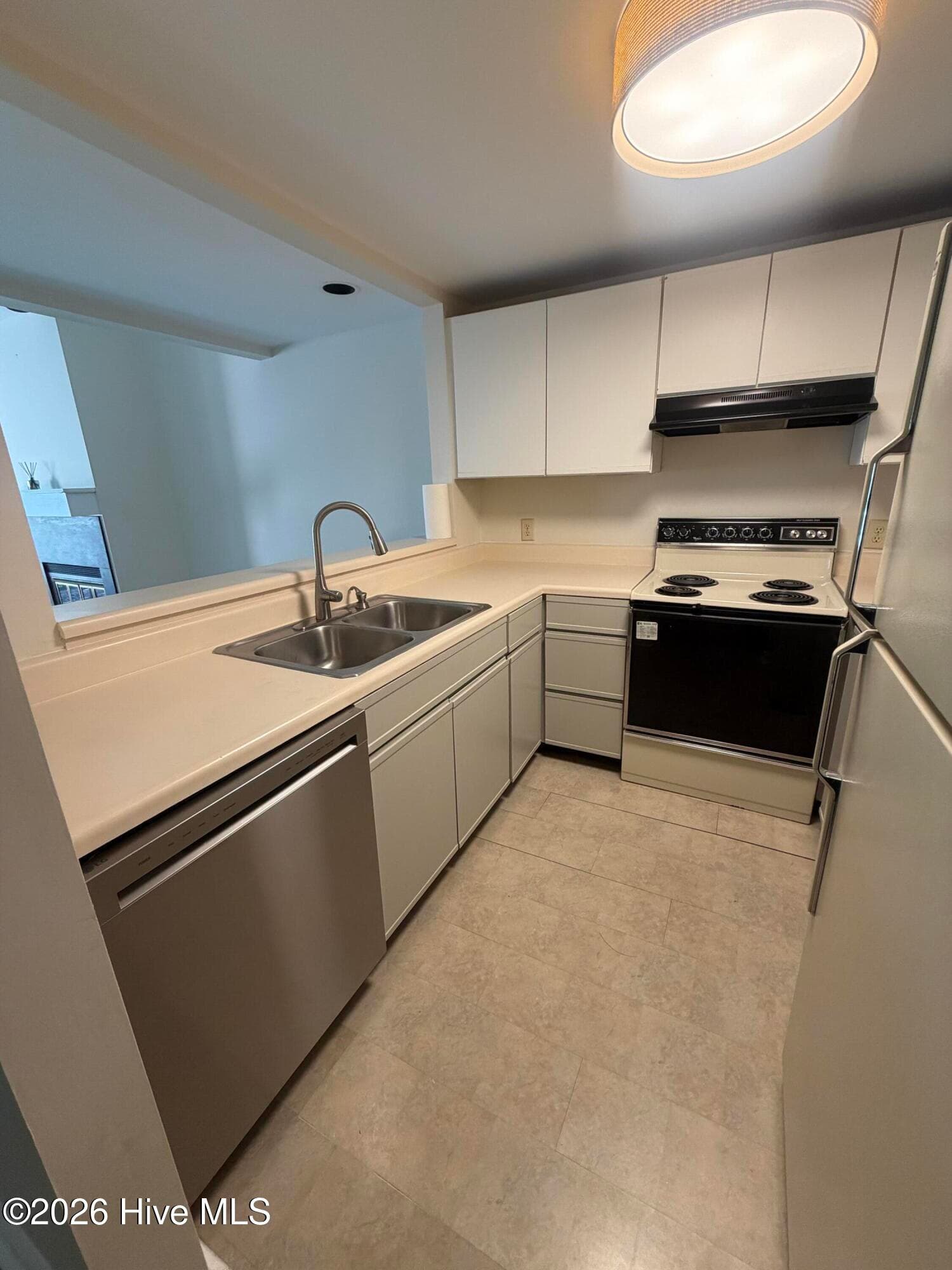 Townhouse at 231 St Luke Court, Wilmington, NC 28409, photo 7 of 17