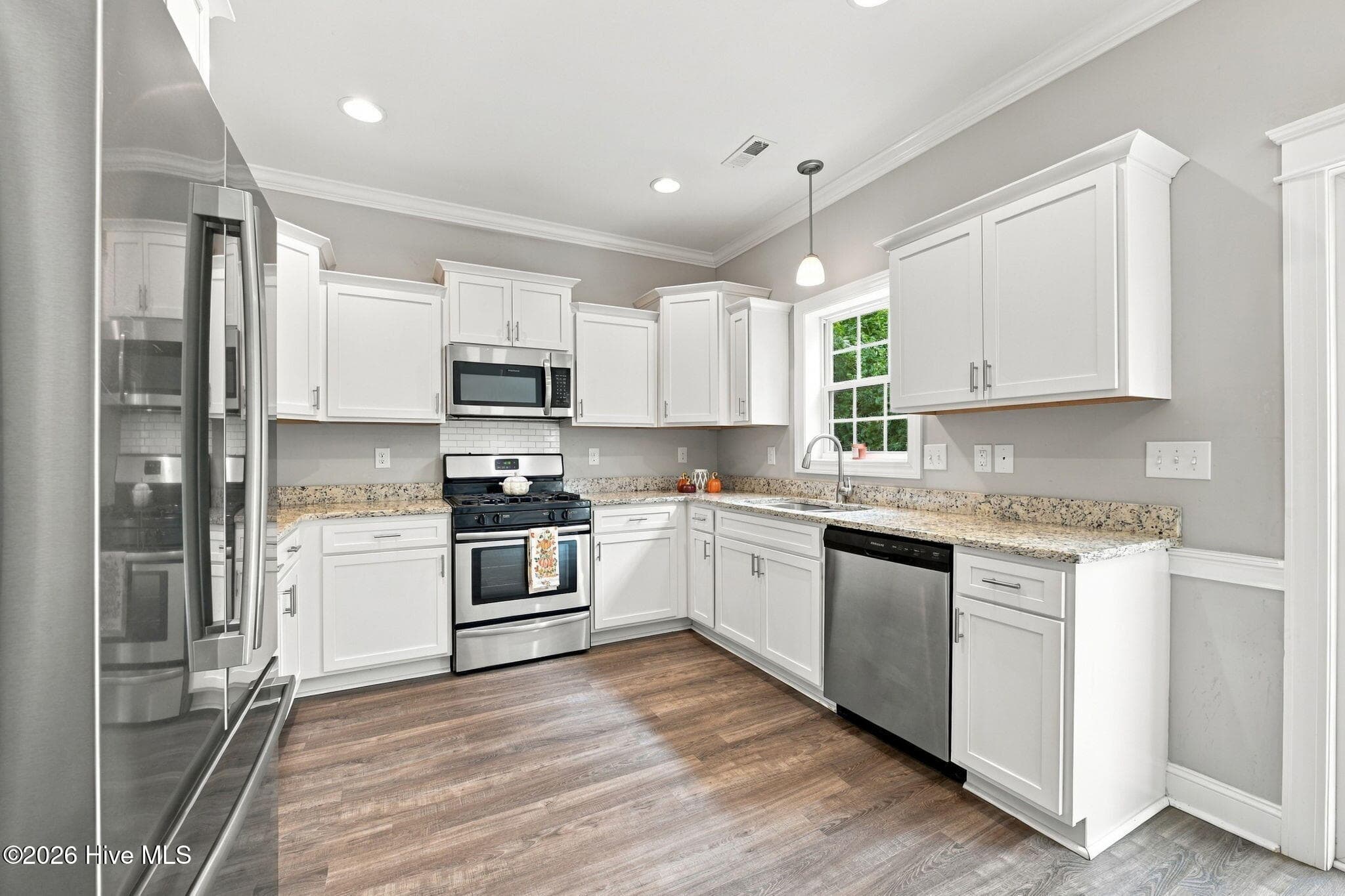 Single Family Residence at 100 Fernie Lane, New Bern, NC 28560, photo 12 of 51
