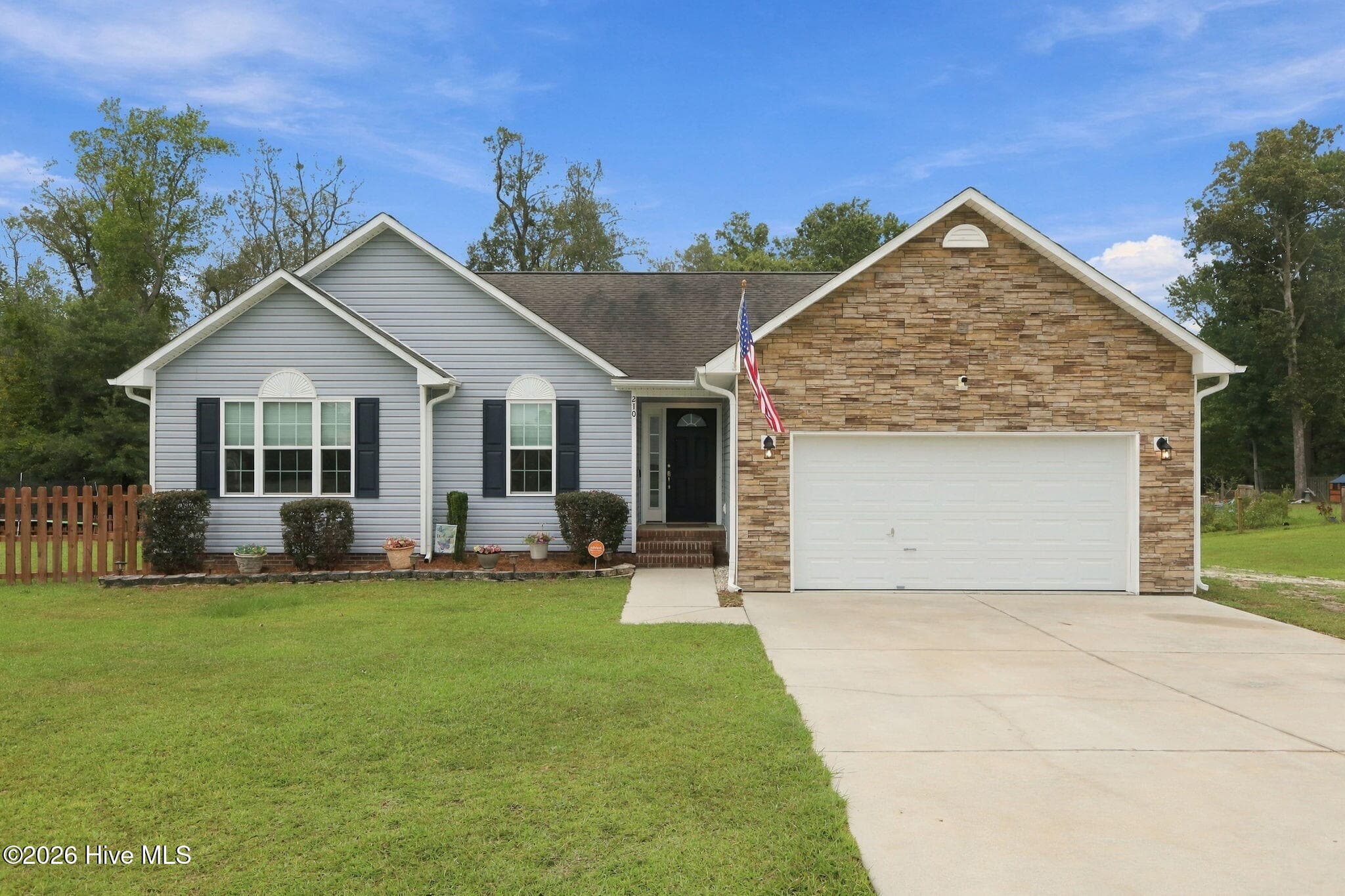 Single Family Residence at 210 Gillespie Drive, Hubert, NC 28539