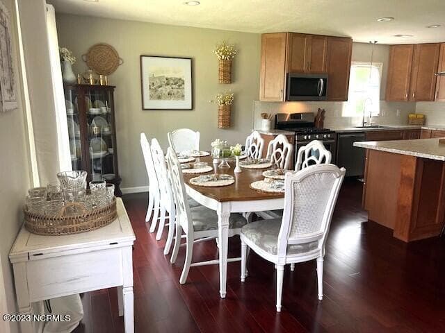 Single Family Residence at 210 N First Avenue, New Bern, NC 28560, photo 2 of 31