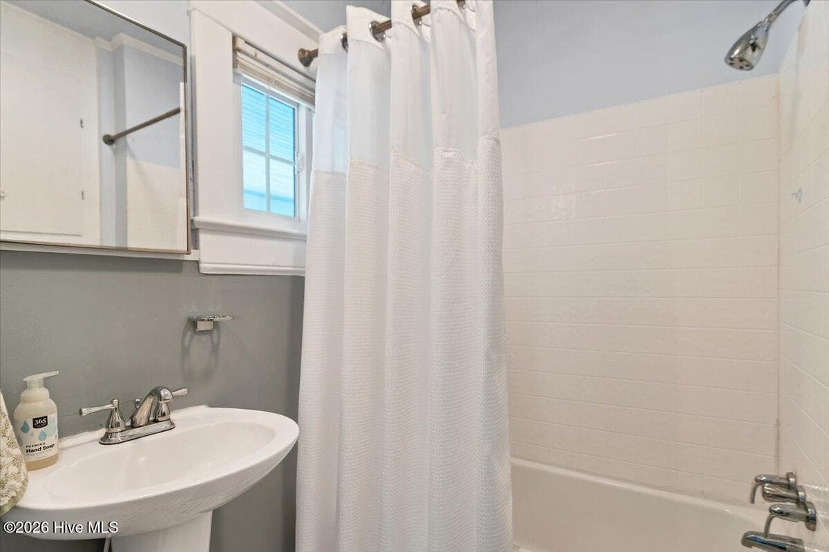Upstairs en suite bath (3rd full) - 160 N Ridge Street, Southern Pines, NC 28387