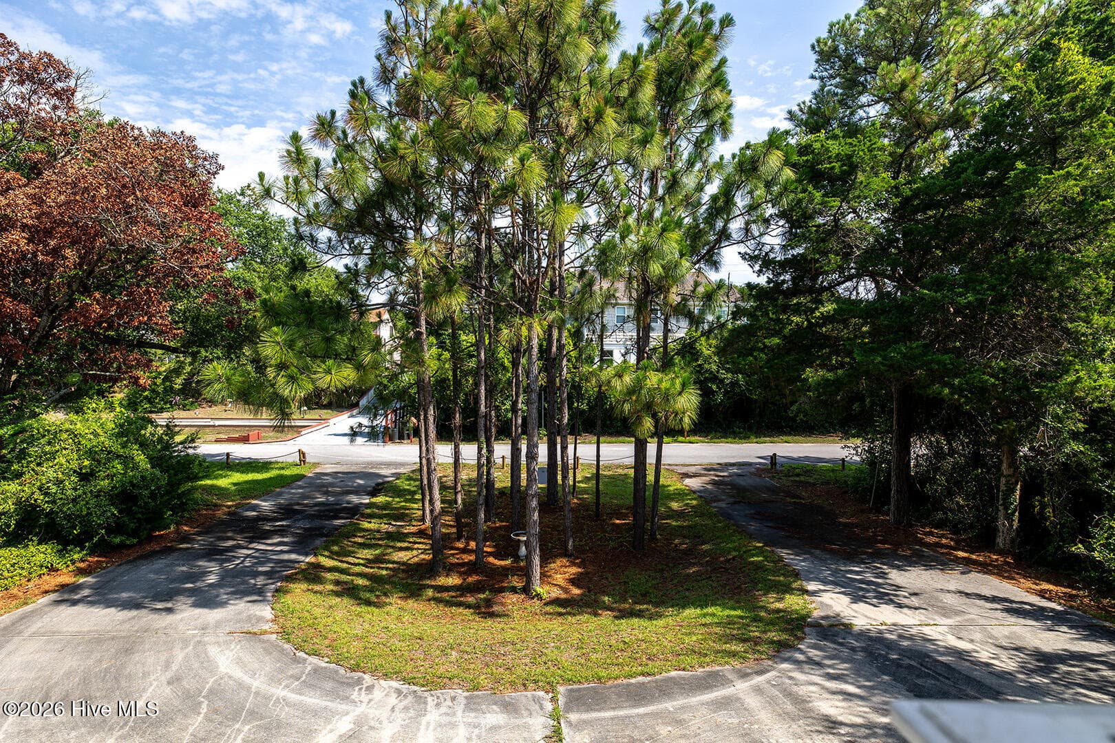 Circular drive allow for easy vehicle placement - 122 Purdie Drive, Emerald Isle, NC 28594
