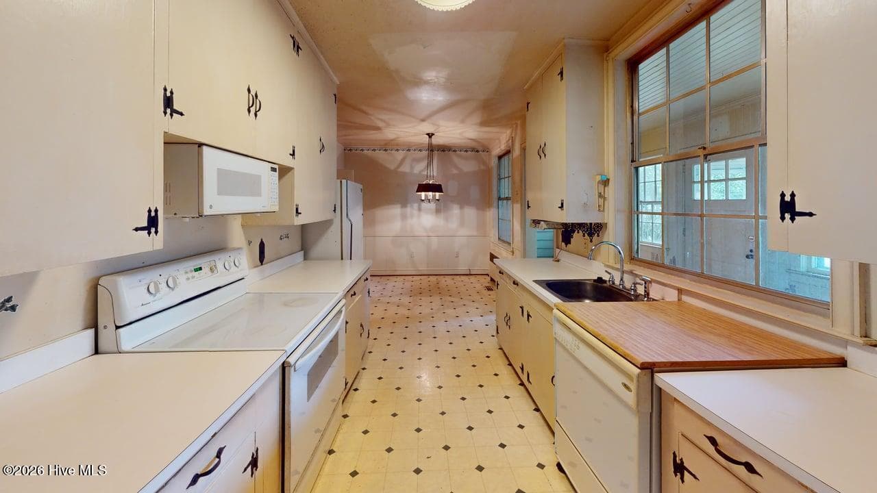 Single Family Residence at 808 W South Street W, Ahoskie, NC 27910, photo 38 of 50