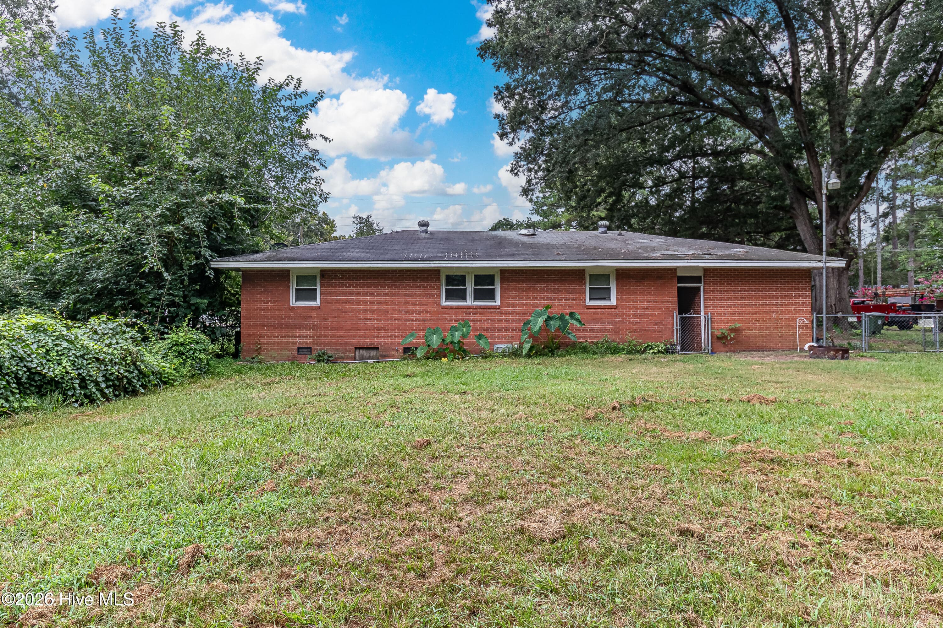 Single Family Residence at 113 Lake Avenue, Dudley, NC 28333, photo 2 of 11