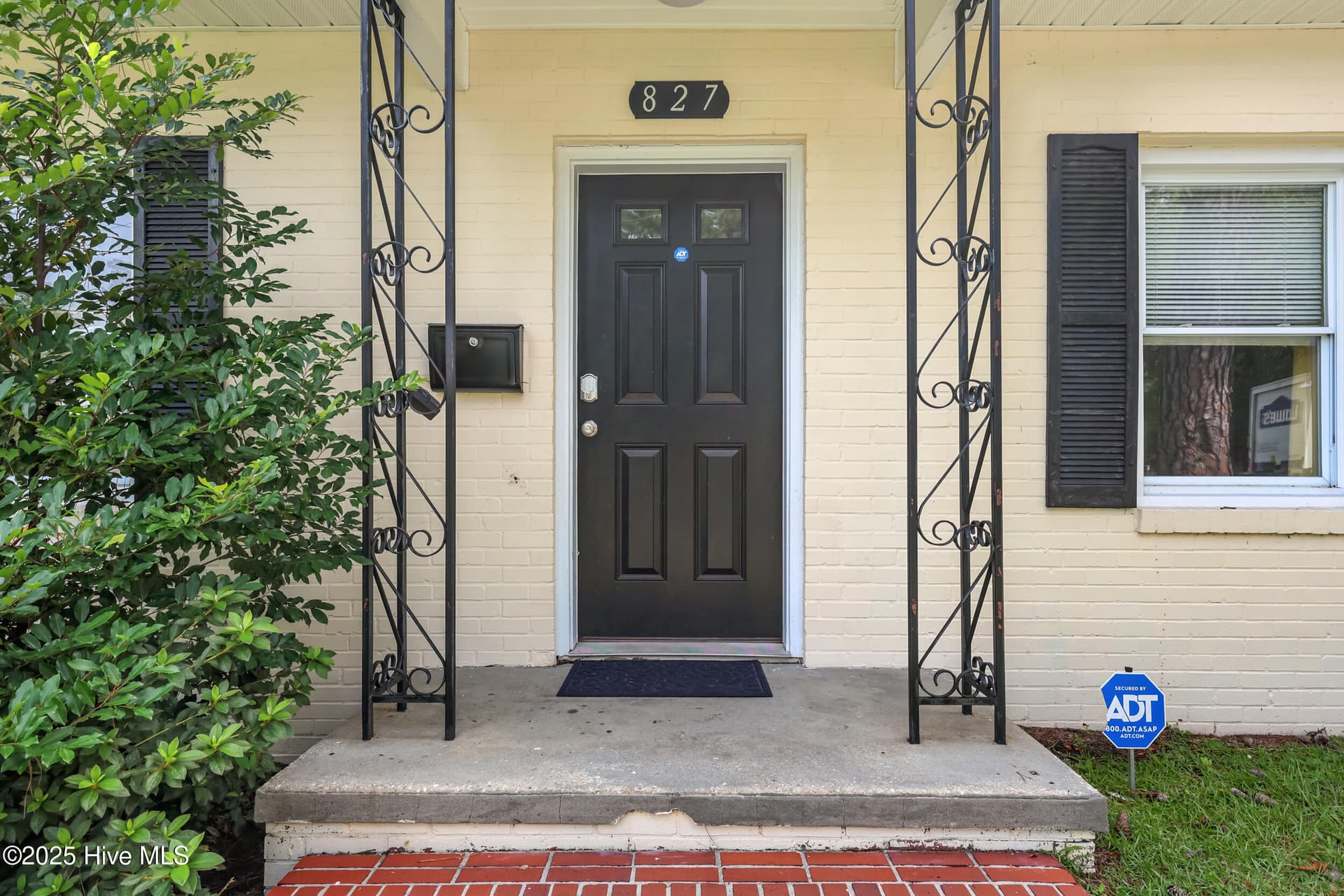 Single Family Residence at 827 Colonial Drive, Wilmington, NC 28403, photo 2 of 27