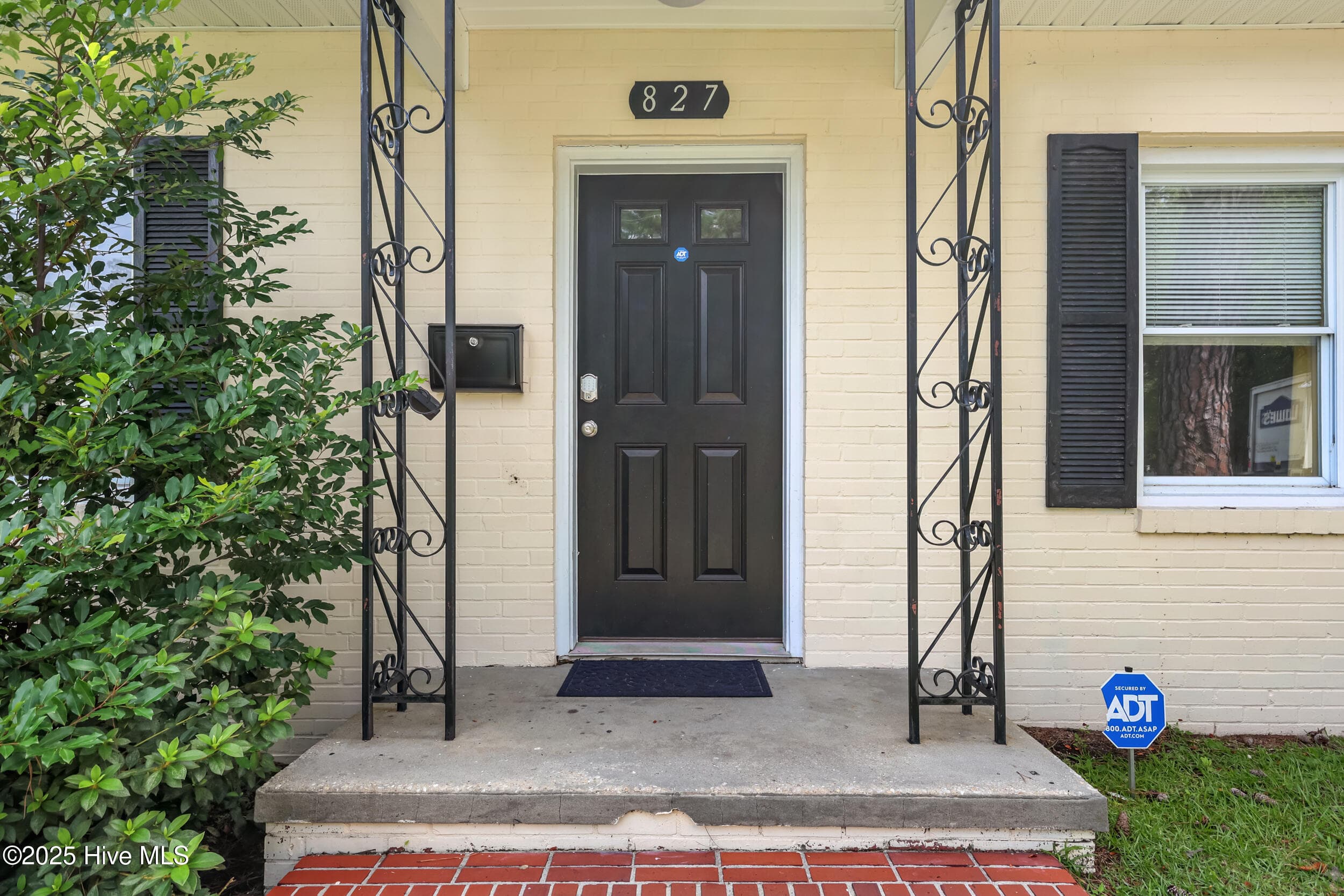 Single Family Residence at 827 Colonial Drive, Wilmington, NC 28403, photo 2 of 27