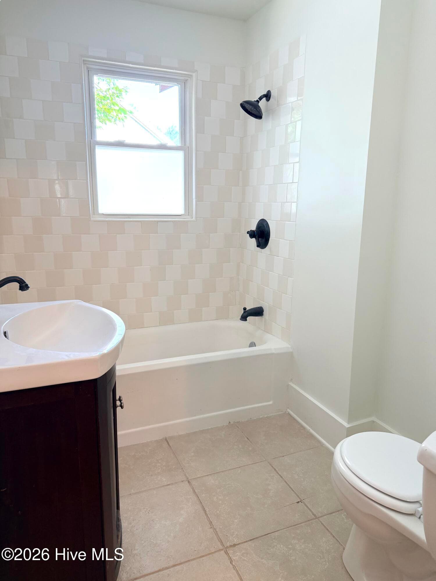 upstairs hall bathroom - 2704 Waccamaw Shores Road, Lake Waccamaw, NC 28450