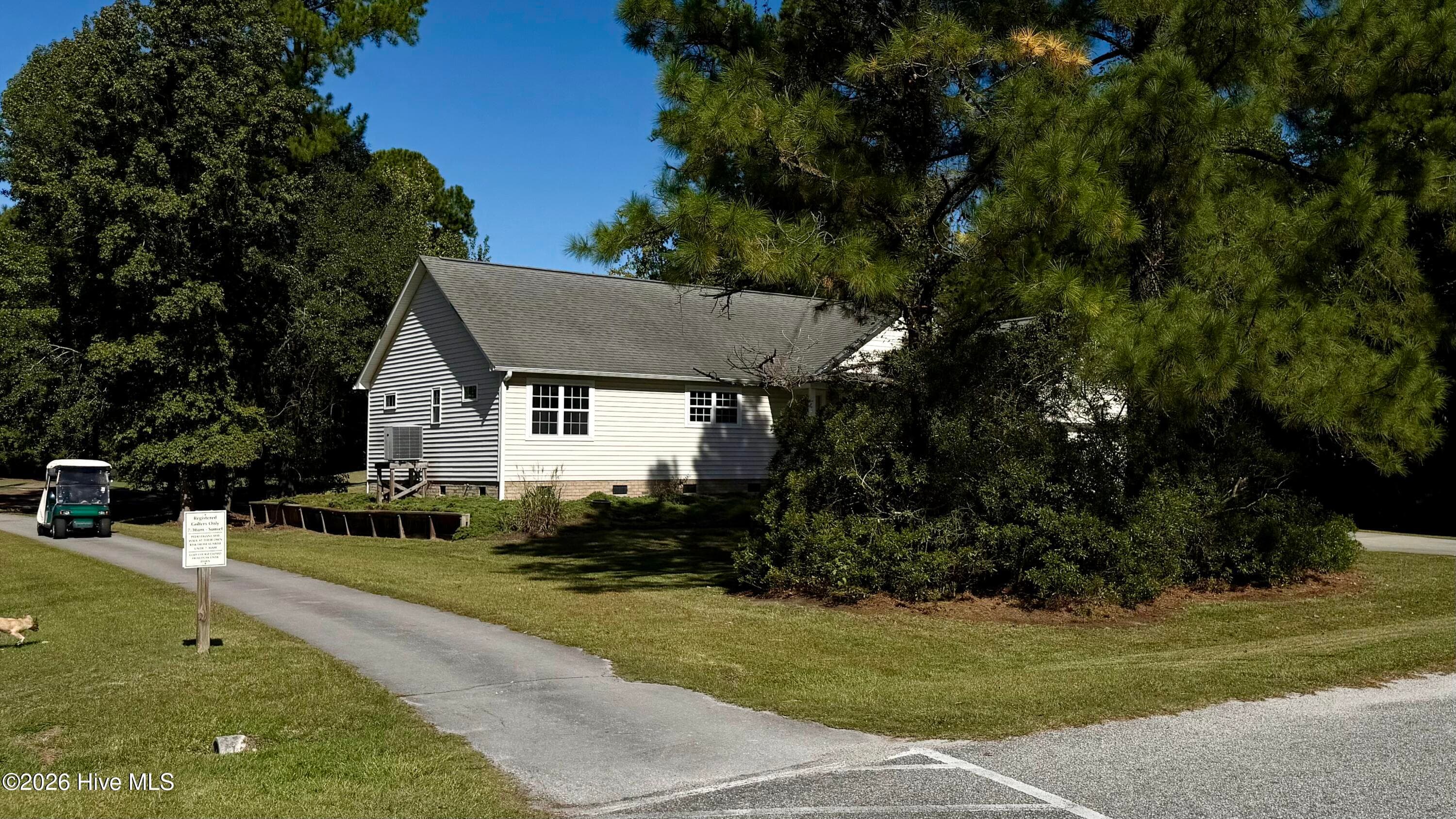 On the SW side of the home there’s a golf cart path! - 1114 Barkentine Drive, New Bern, NC 28560