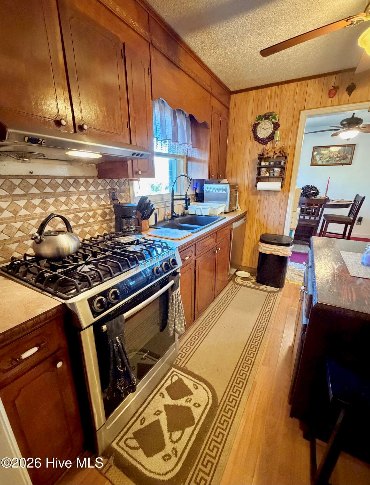Kitchen with gas range - 5978 Hwy 258 S, Deep Run, NC 28525