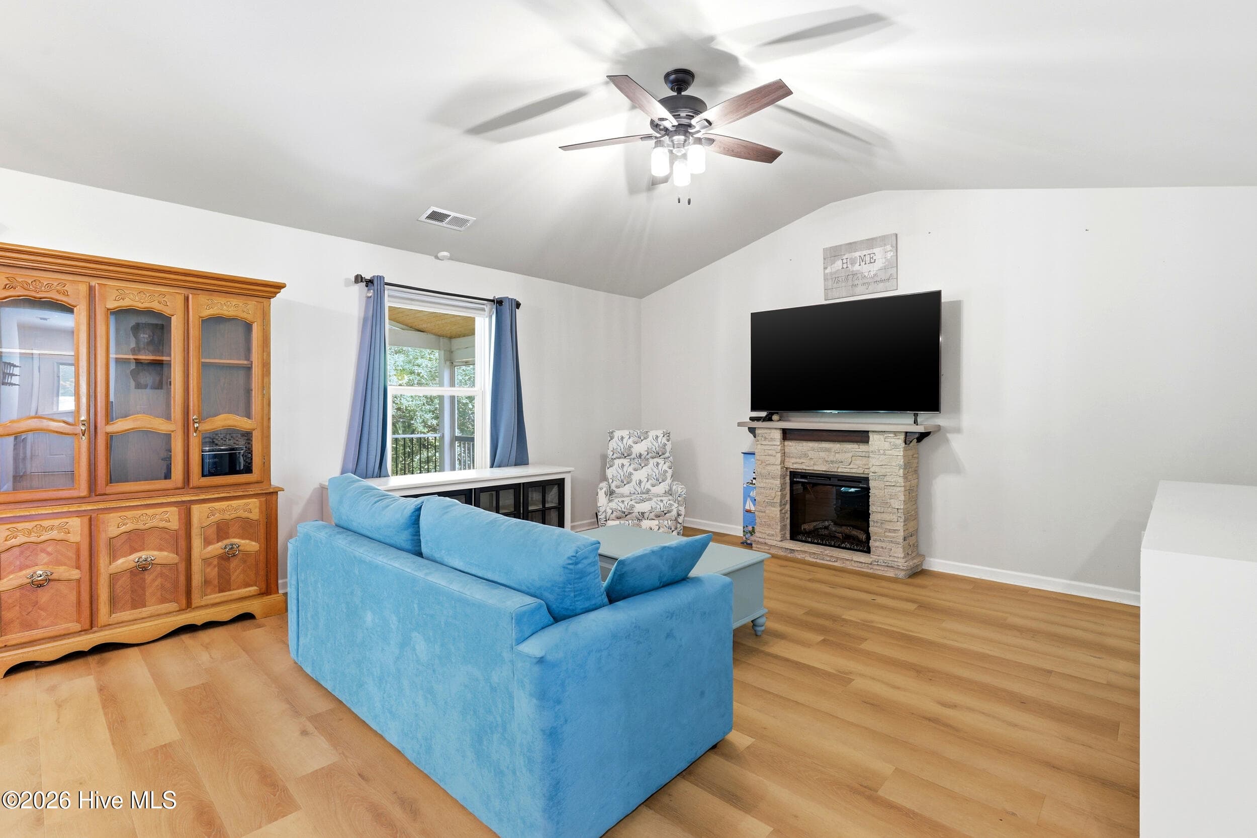 Single Family Residence at 530 Poppleton Drive, Hampstead, NC 28443, photo 6 of 61