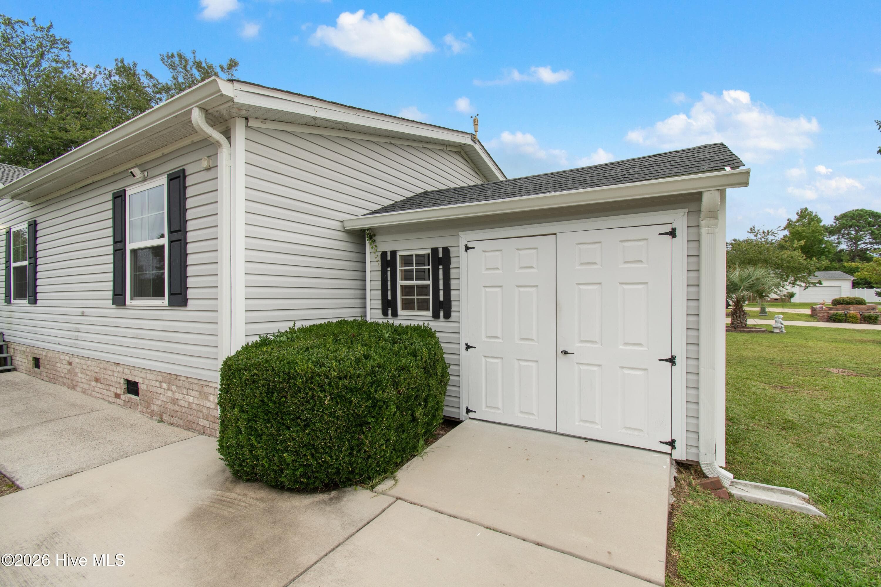 Manufactured Home at 1109 Nautical Lane SW, Calabash, NC 28467, photo 3 of 34