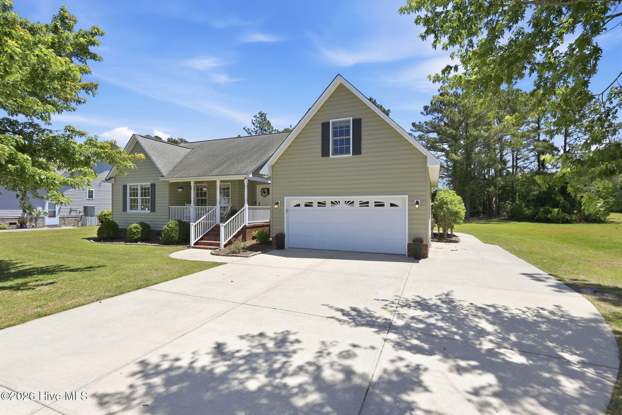 Single Family Residence at 1129 Coral Reef Drive, New Bern, NC 28560, photo 3 of 68