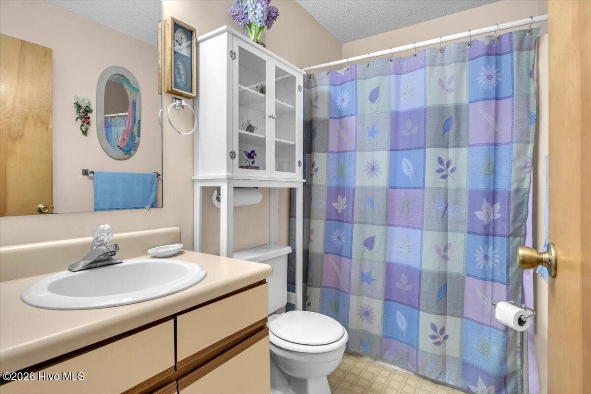 Full bath between bedrooms on first floor - 109 NE 30th Street, Oak Island, NC 28465
