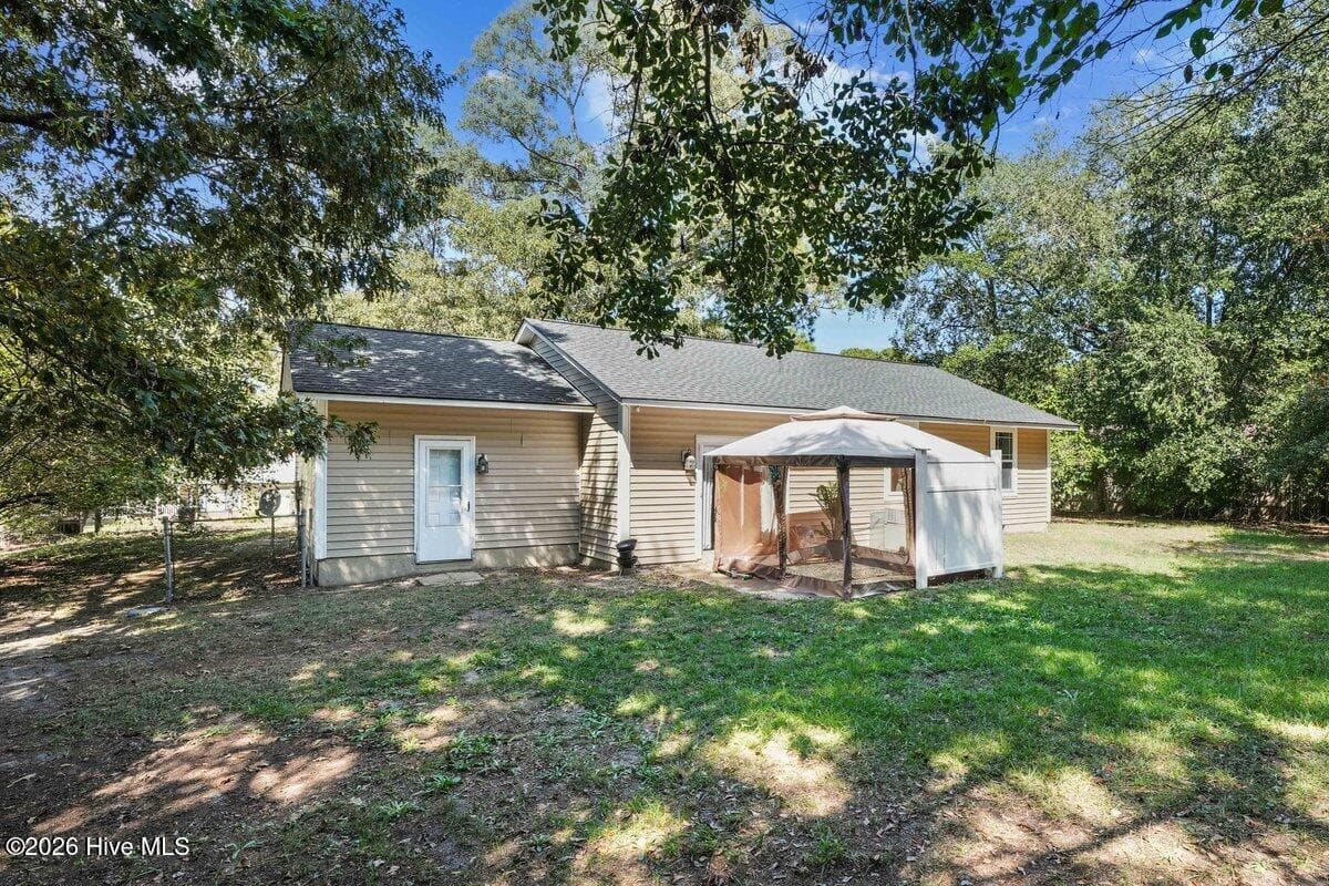 Single Family Residence at 111 Lakehurst Drive, Dudley, NC 28333, photo 6 of 49