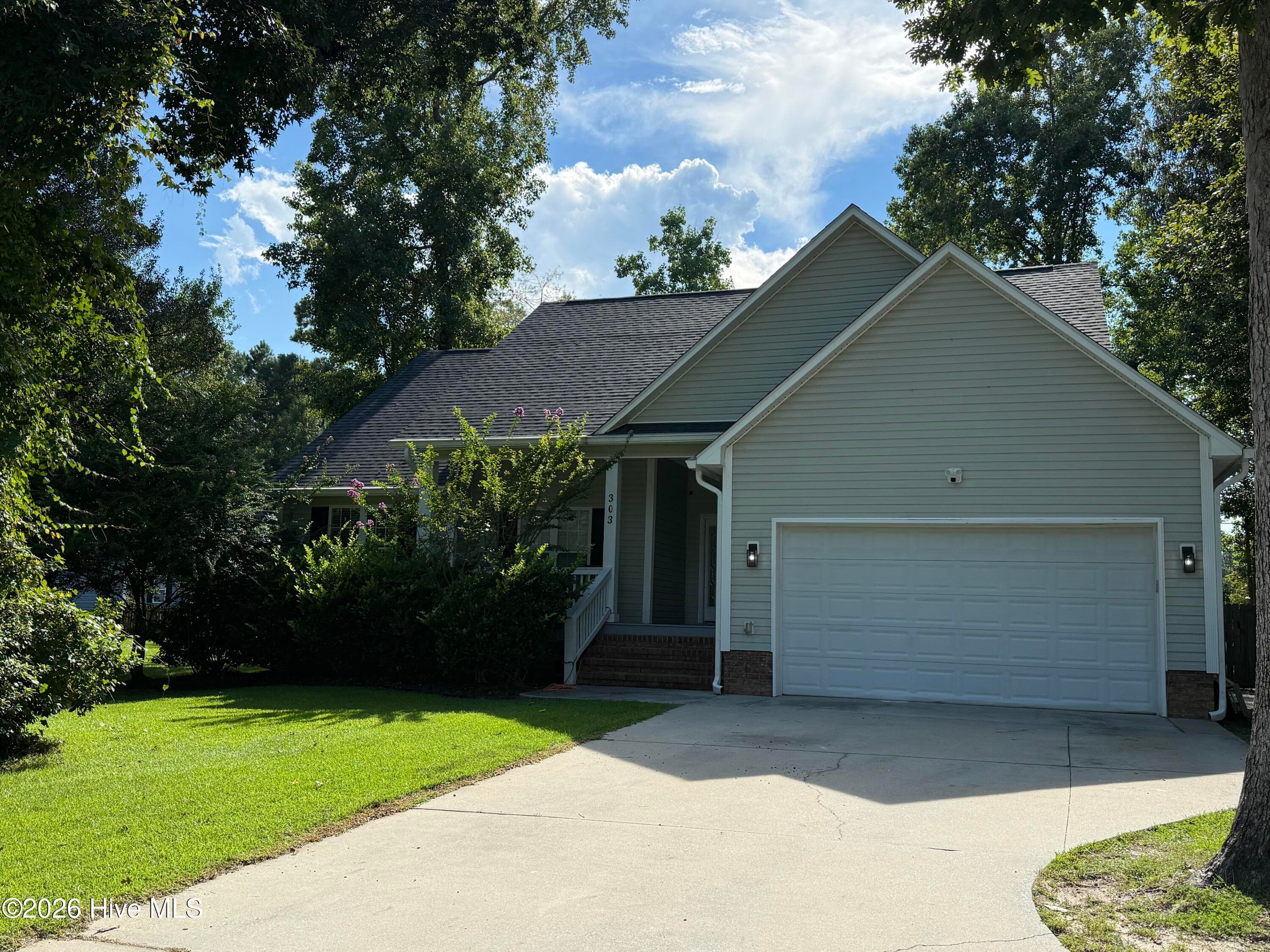 Single Family Residence at 303 Oakmont Drive, Hampstead, NC 28443, photo 5 of 41