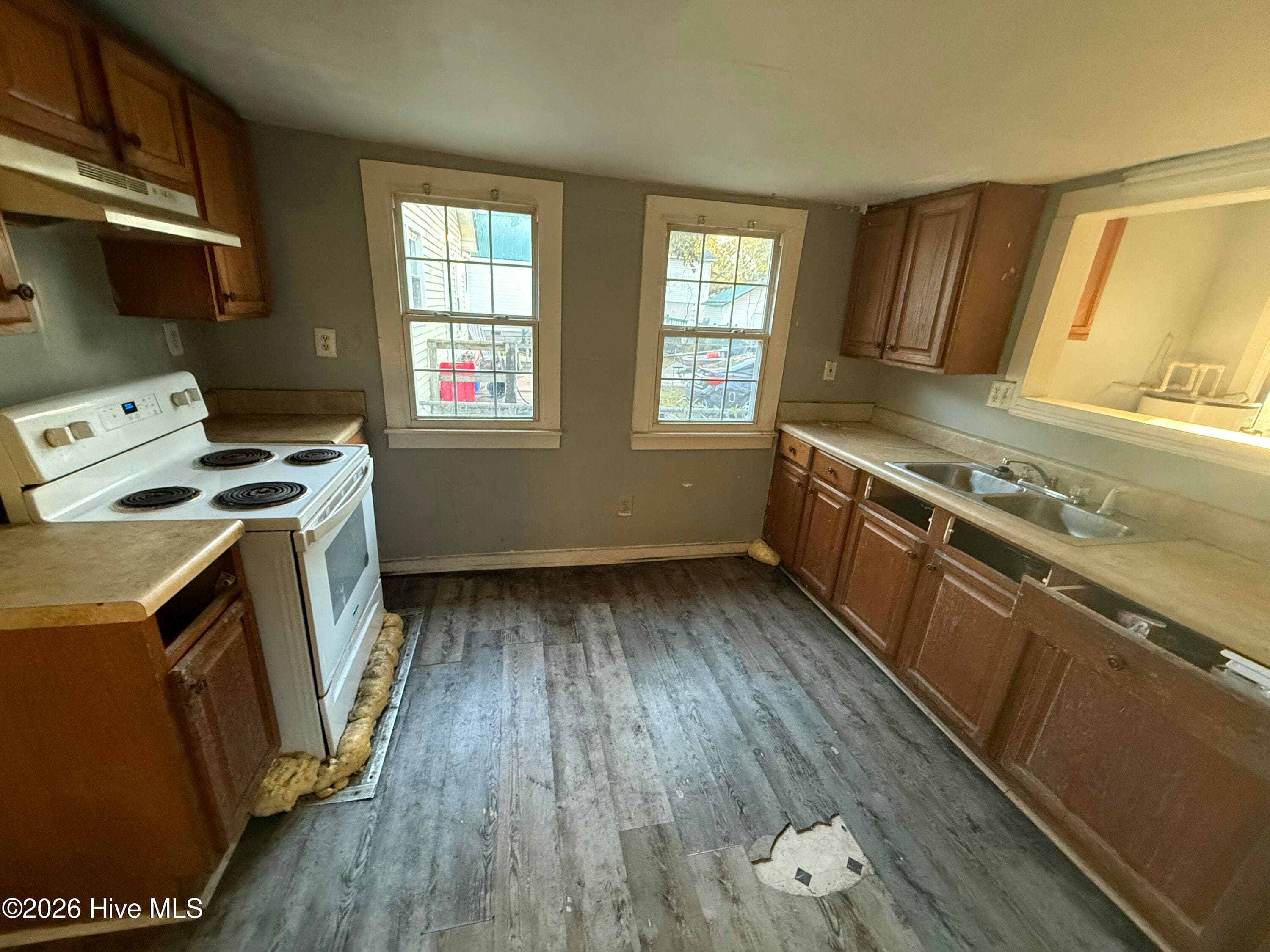 Single Family Residence at 1110 S 8th Street, Wilmington, NC 28401, photo 9 of 14