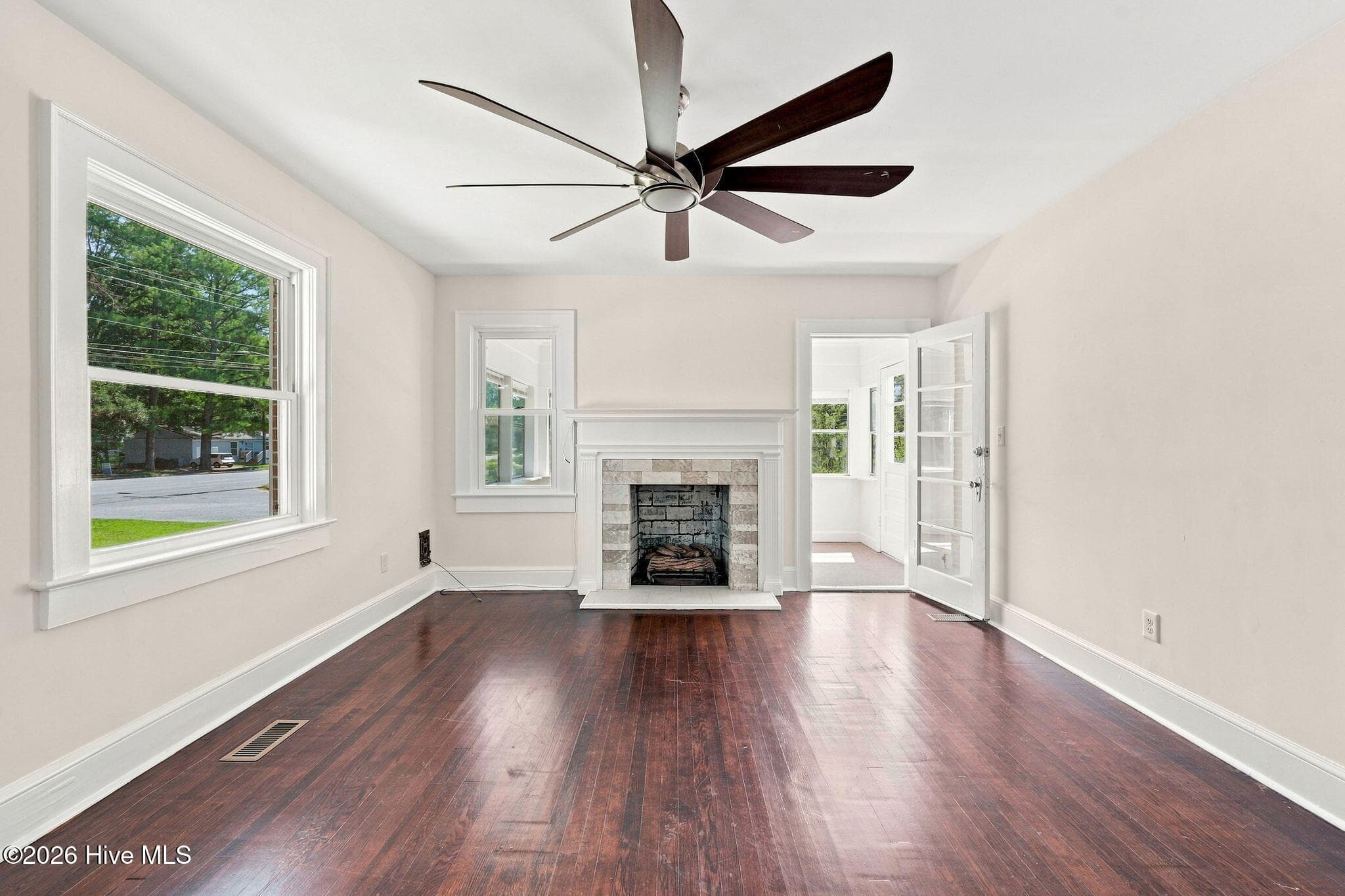 Single Family Residence at 301 W 15th Street, Washington, NC 27889, photo 5 of 31