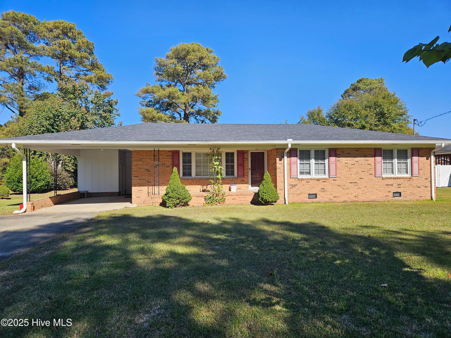 Single Family Residence at 124 Kimberly Drive, Clinton, NC 28328, photo 2 of 16