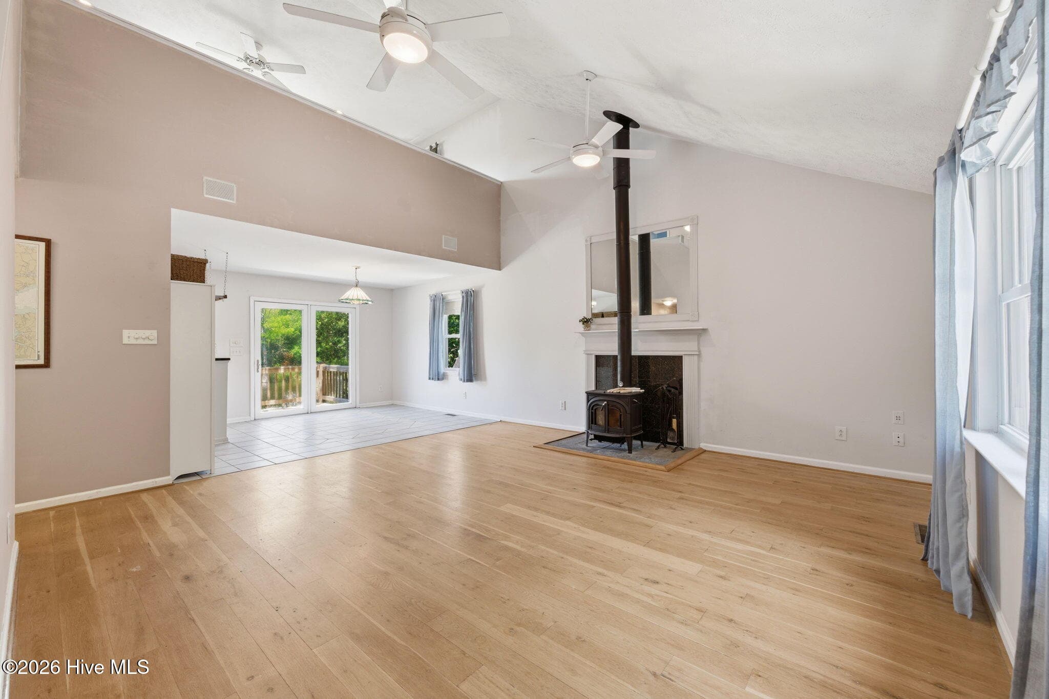 Single Family Residence at 913 Hearthside Court, New Bern, NC 28560, photo 10 of 49