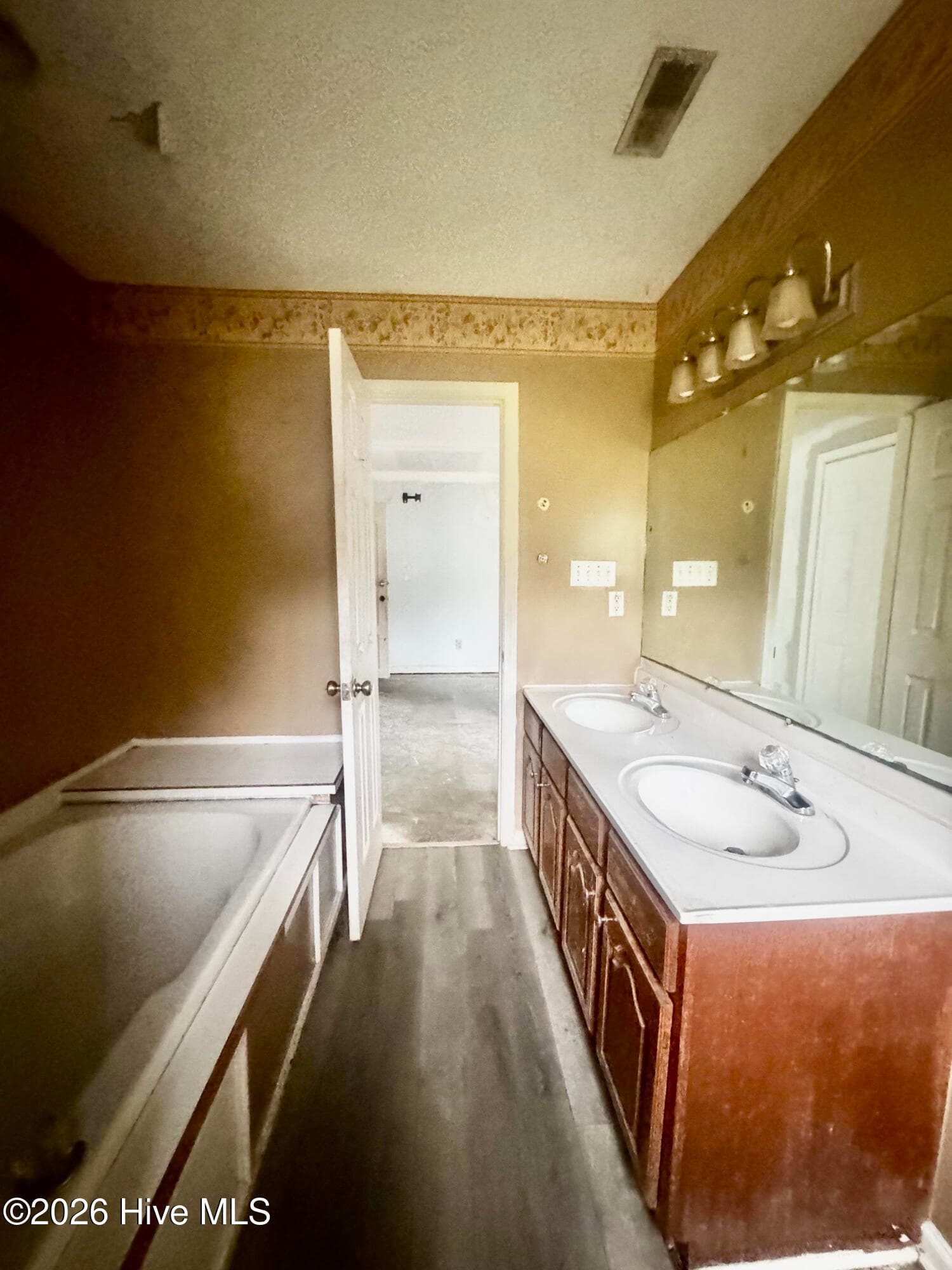 Single Family Residence at 111 Quail Creek Drive, Hubert, NC 28539, photo 14 of 25