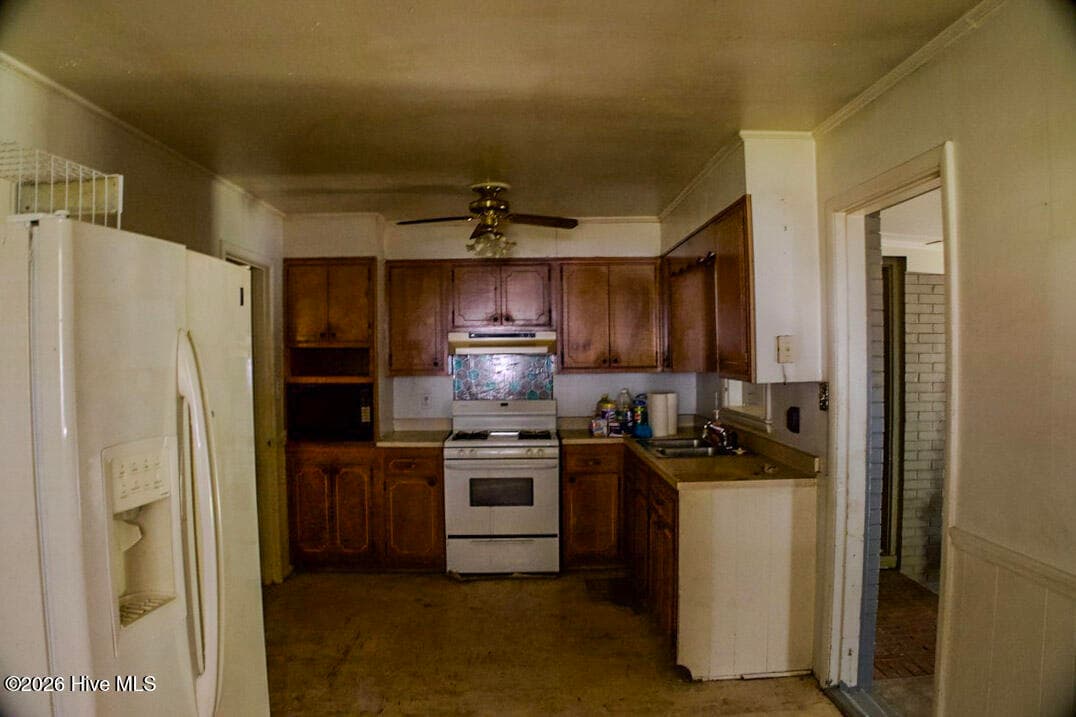 Single Family Residence at 702 E 8th Street, Lumberton, NC 28358, photo 4 of 10