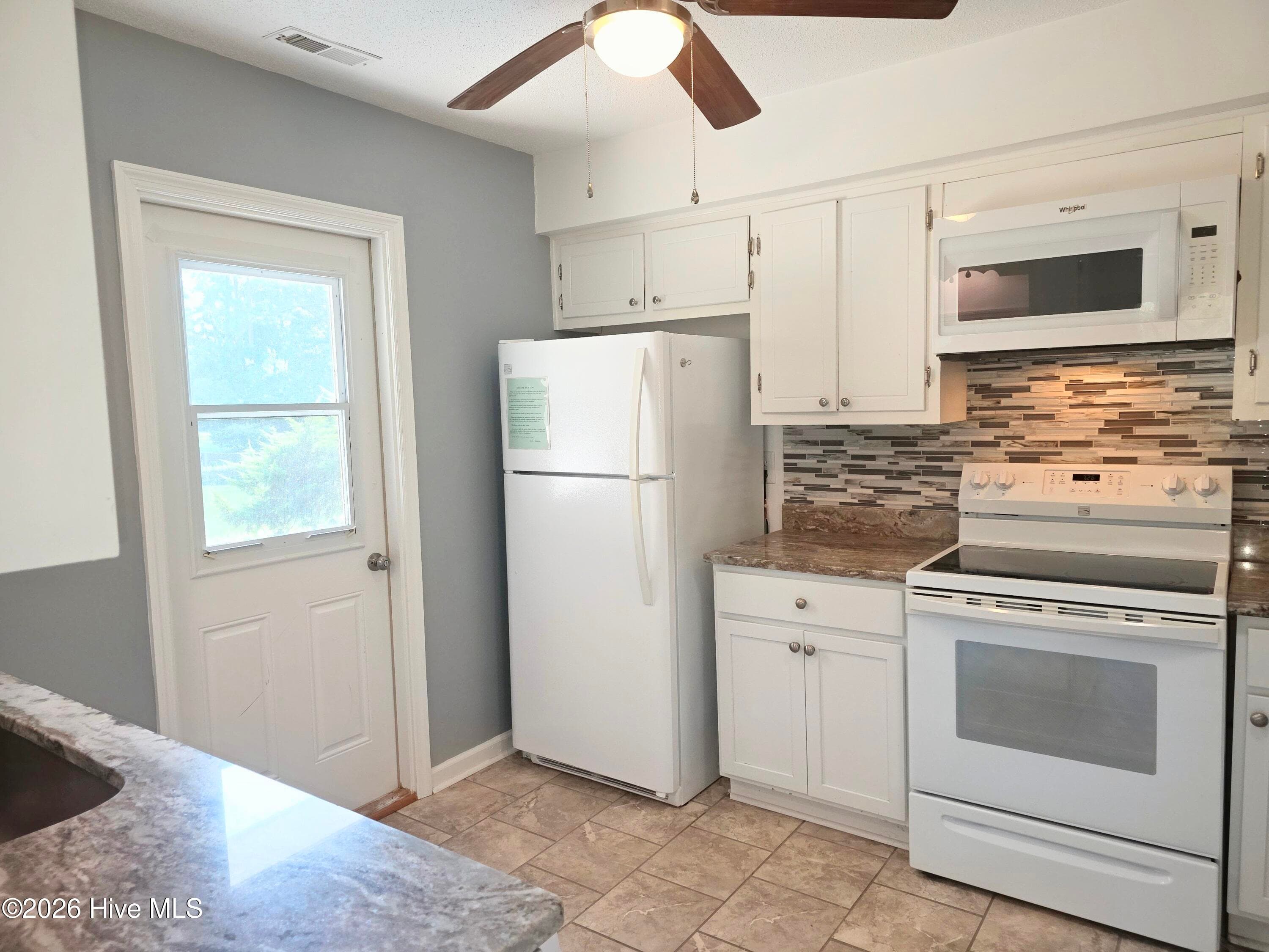 Townhouse at 114 Quarterdeck, New Bern, NC 28562, photo 15 of 33