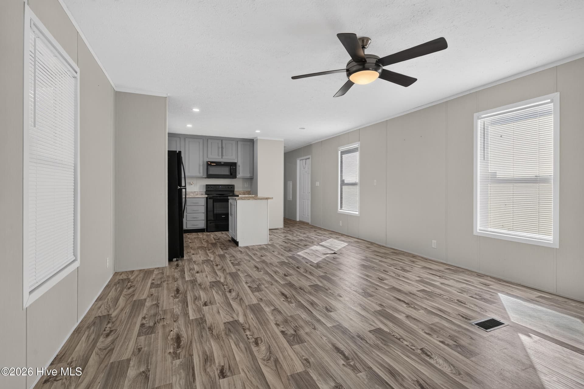 Manufactured Home at 2414 Shoreline Drive SW, Supply, NC 28462, photo 6 of 20