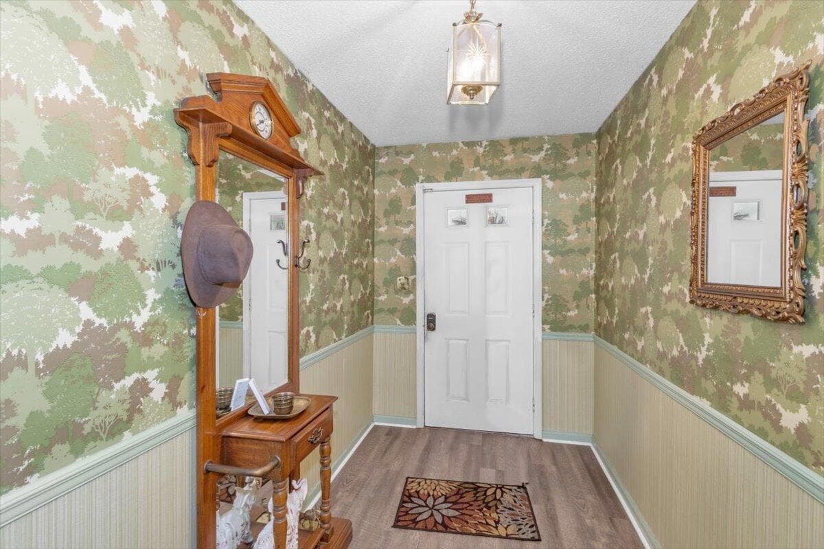 foyer - 7025 Rance Perry Road, Appling, GA 30802