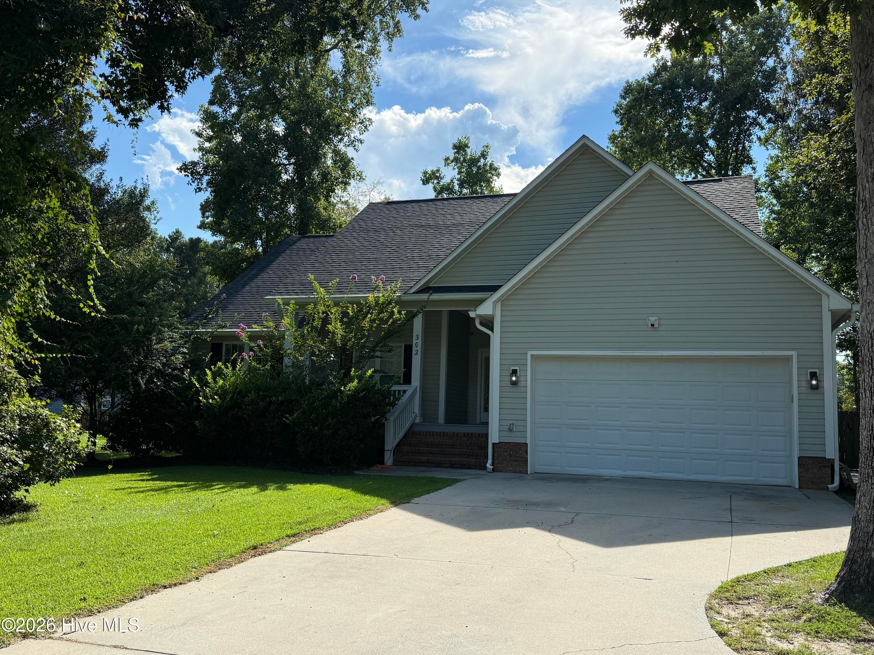 Single Family Residence at 303 Oakmont Drive, Hampstead, NC 28443, photo 2 of 41