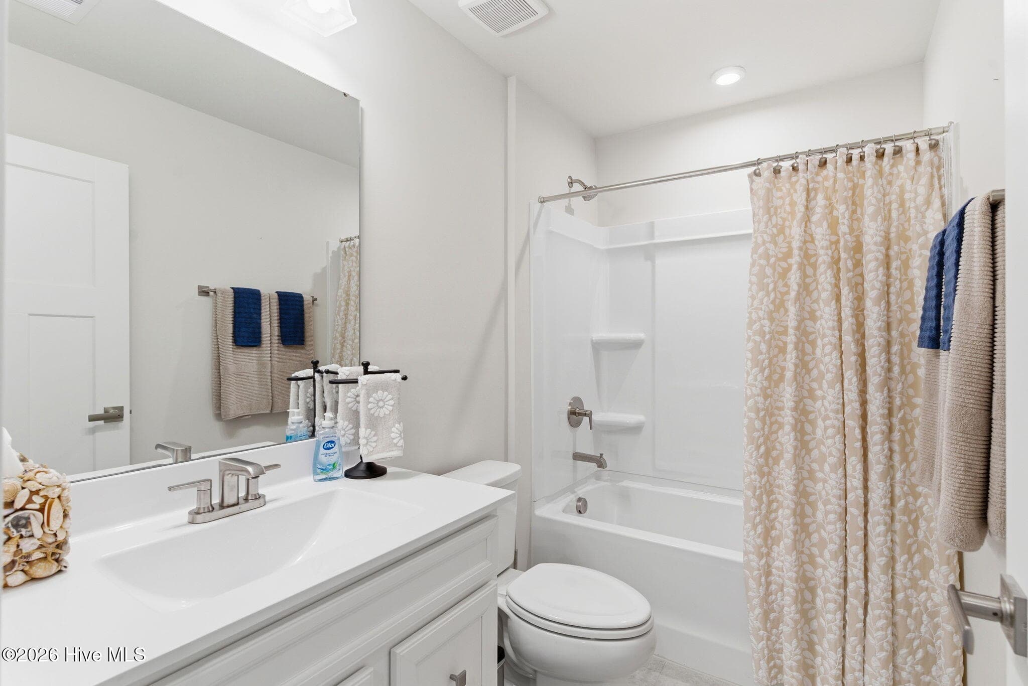 Full Guest Bath - 3165 Edgehill Drive, Leland, NC 28451