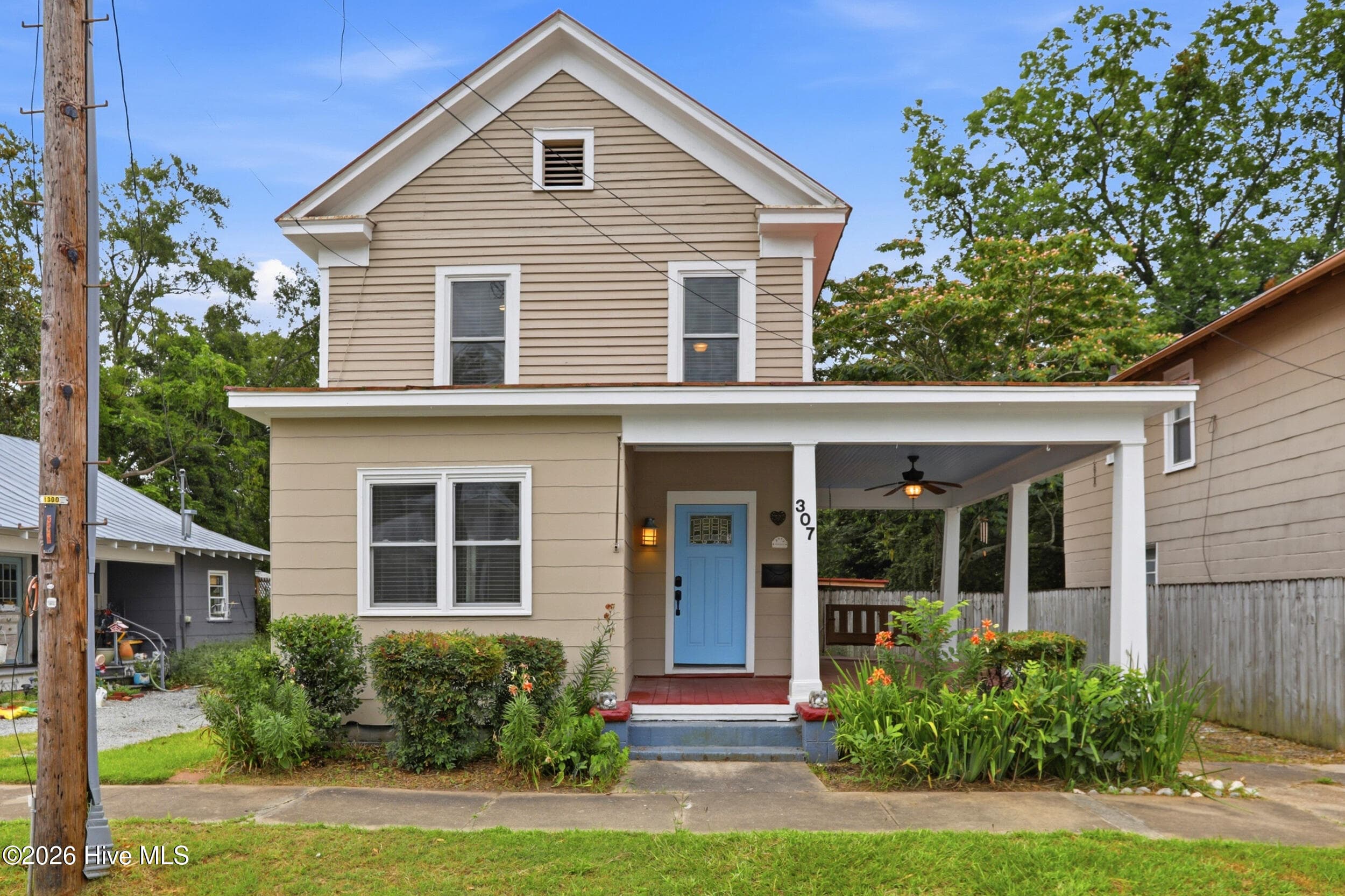 Single Family Residence at 307 Avenue B, New Bern, NC 28560, photo 3 of 55