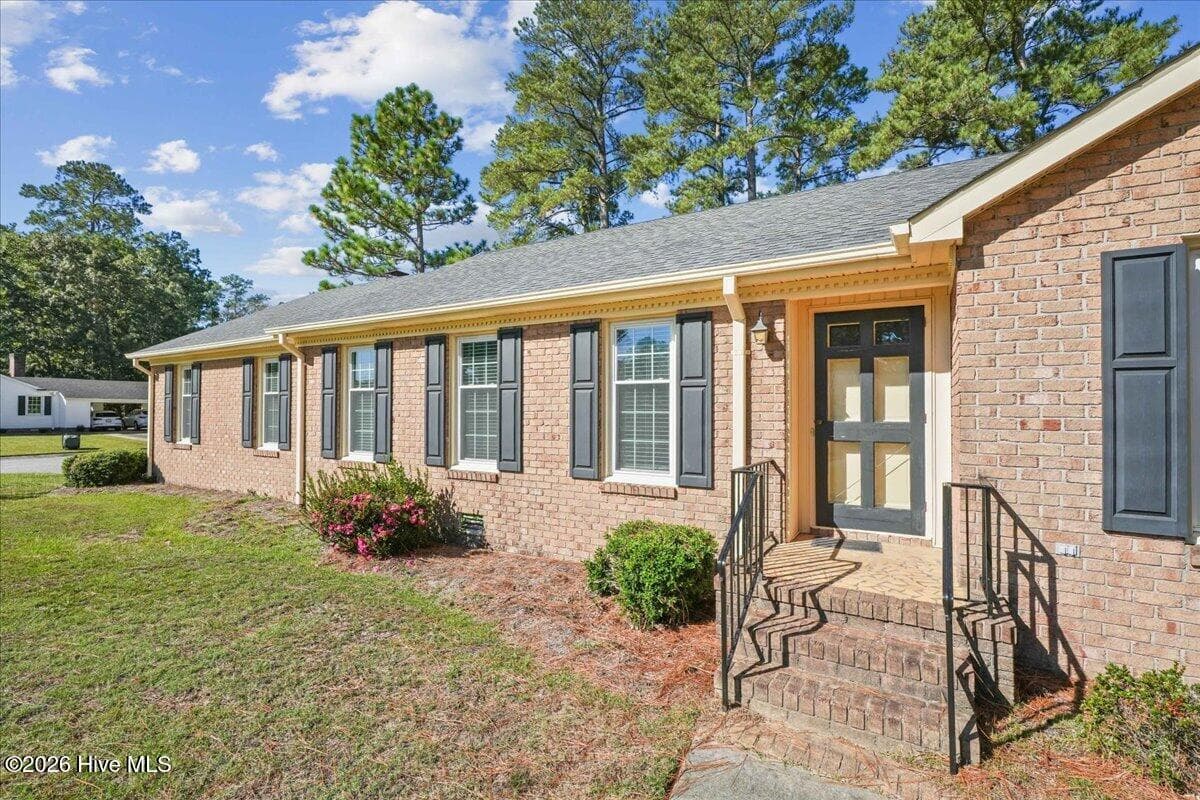 Single Family Residence at 3000 Camelot Drive, Kinston, NC 28504, photo 3 of 51