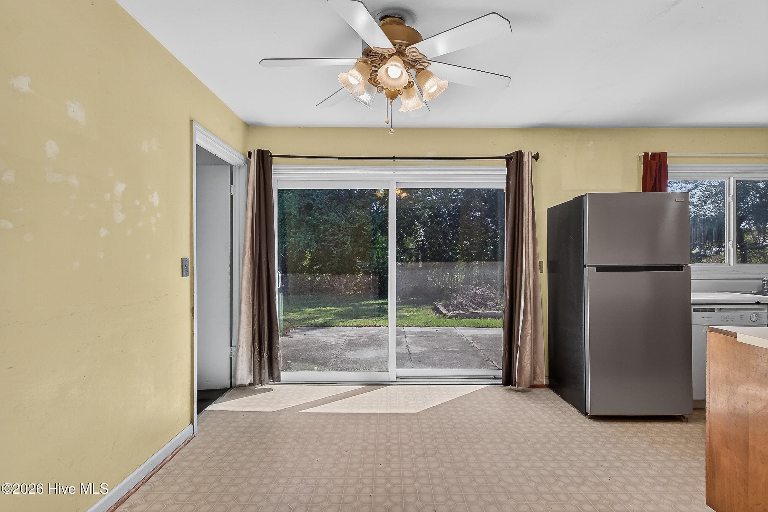 Single Family Residence at 115 Shamrock Drive, Jacksonville, NC 28540, photo 9 of 38