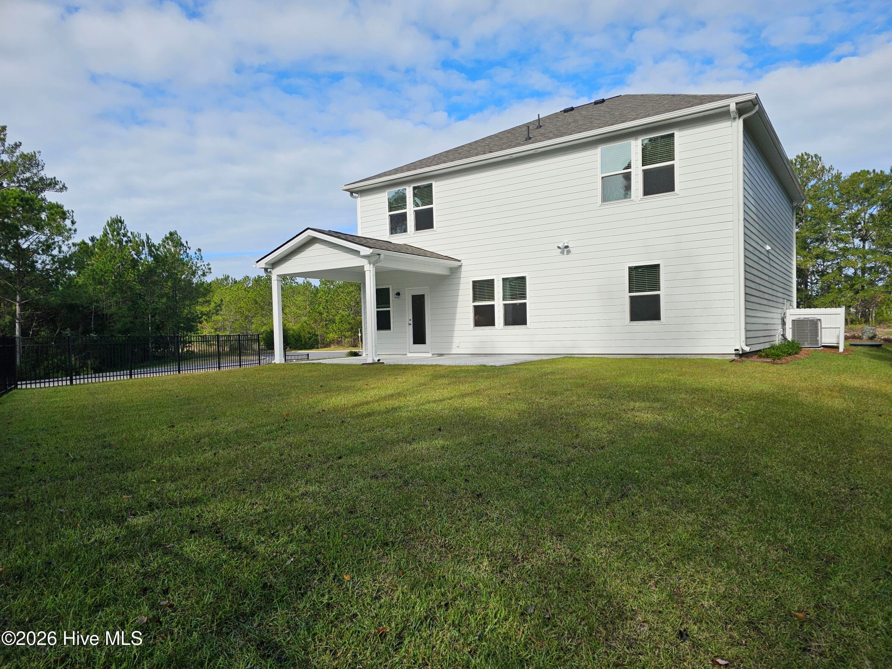 Single Family Residence at 562 Glitter Bay Loop, Shallotte, NC 28470, photo 12 of 65