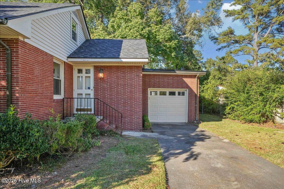Single Family Residence at 1205 Anne Drive, Kinston, NC 28501, photo 5 of 37