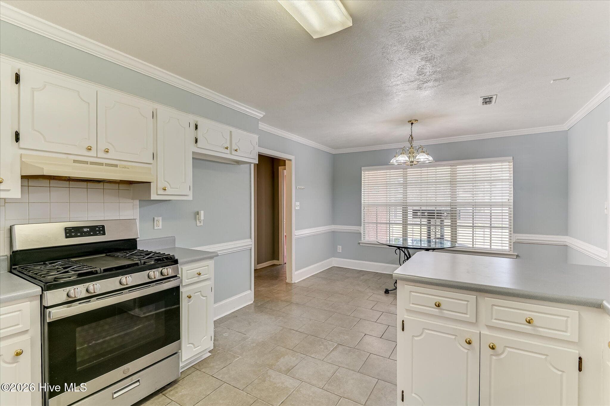 Gas Stove - 2720 Spirit Creek Road, Hephzibah, GA 30815
