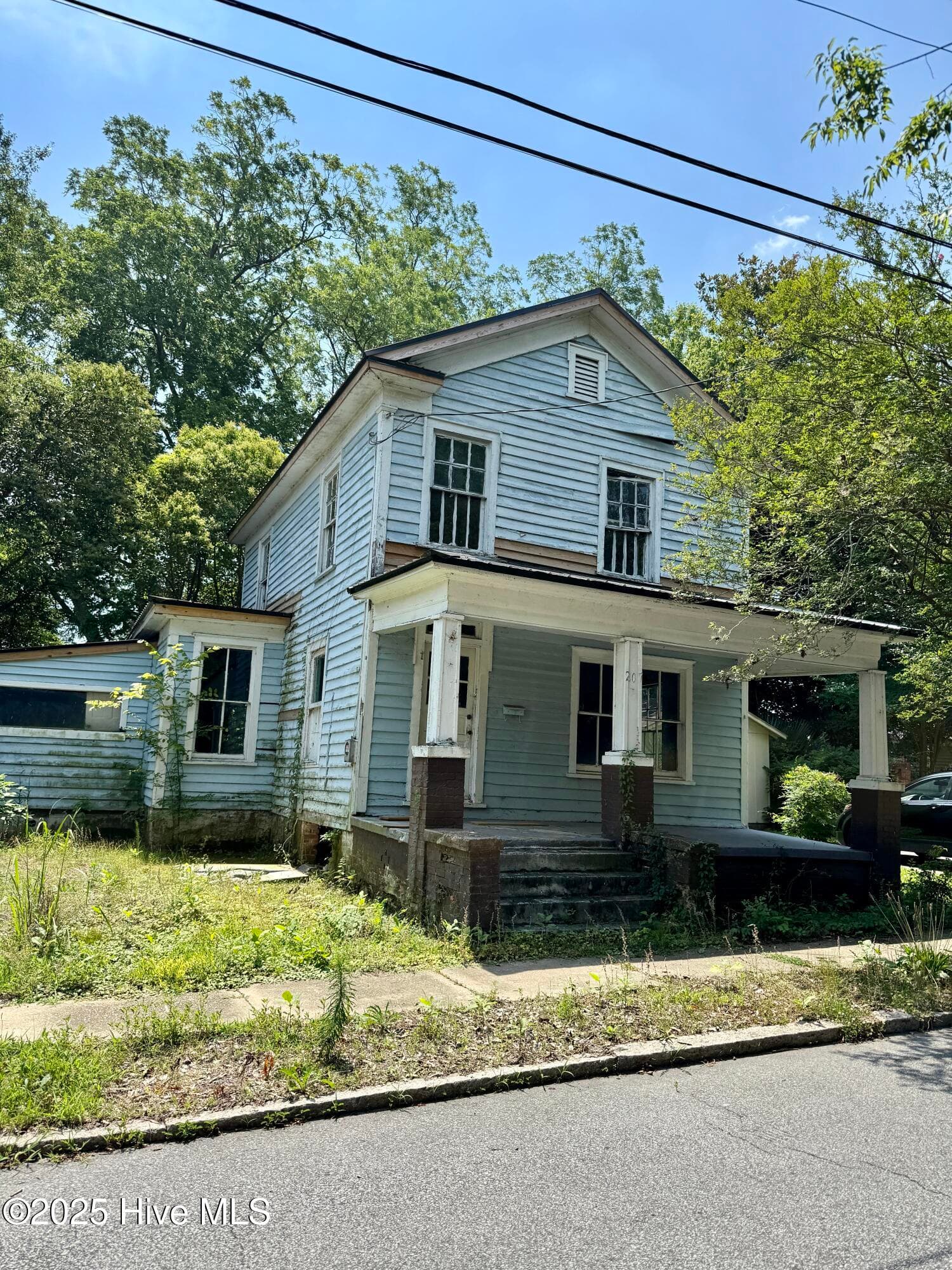 Single Family Residence at 207 N Pierce Street, Washington, NC 27889, photo 5 of 6