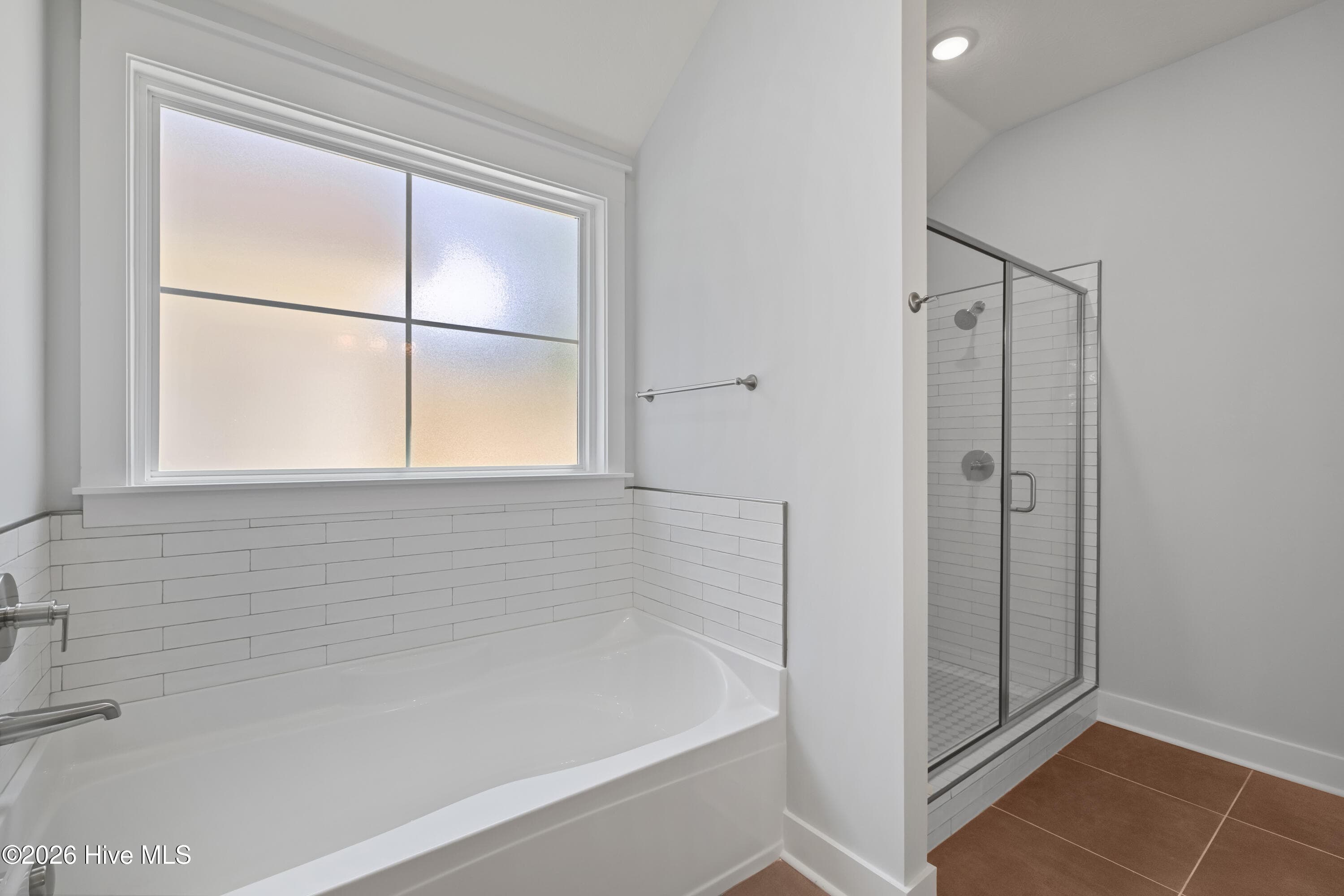 Large tub with a tile surround - 1096 Bellingham Drive, Beech Island, SC 29842
