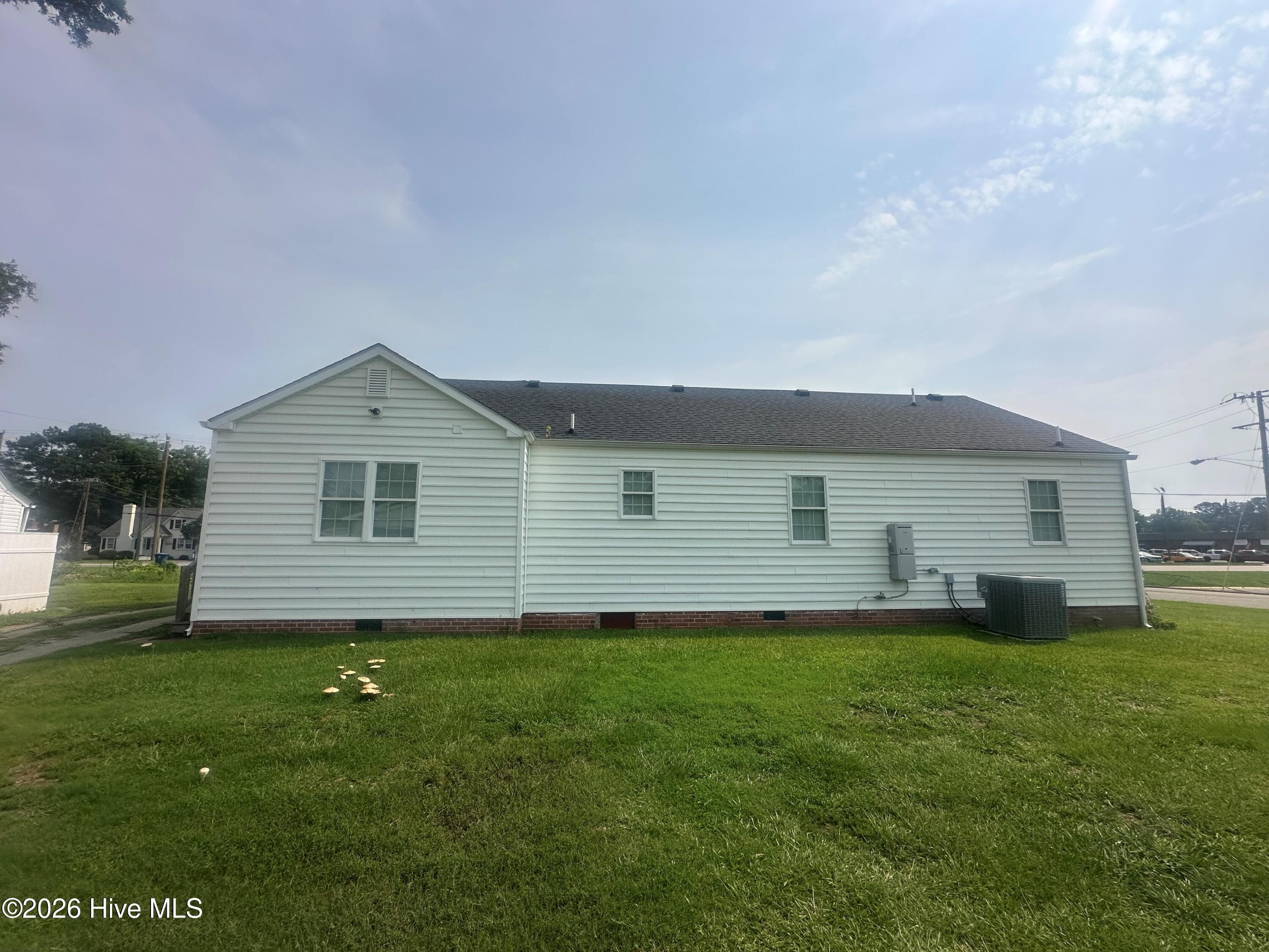 Single Family Residence at 622 E Memorial Drive, Ahoskie, NC 27910, photo 4 of 25